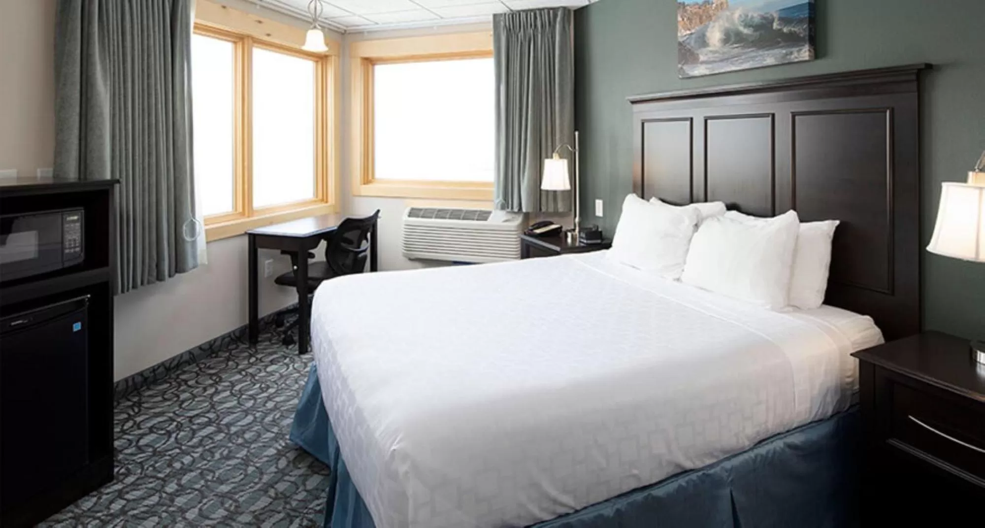 Bed in Park Point Marina Inn