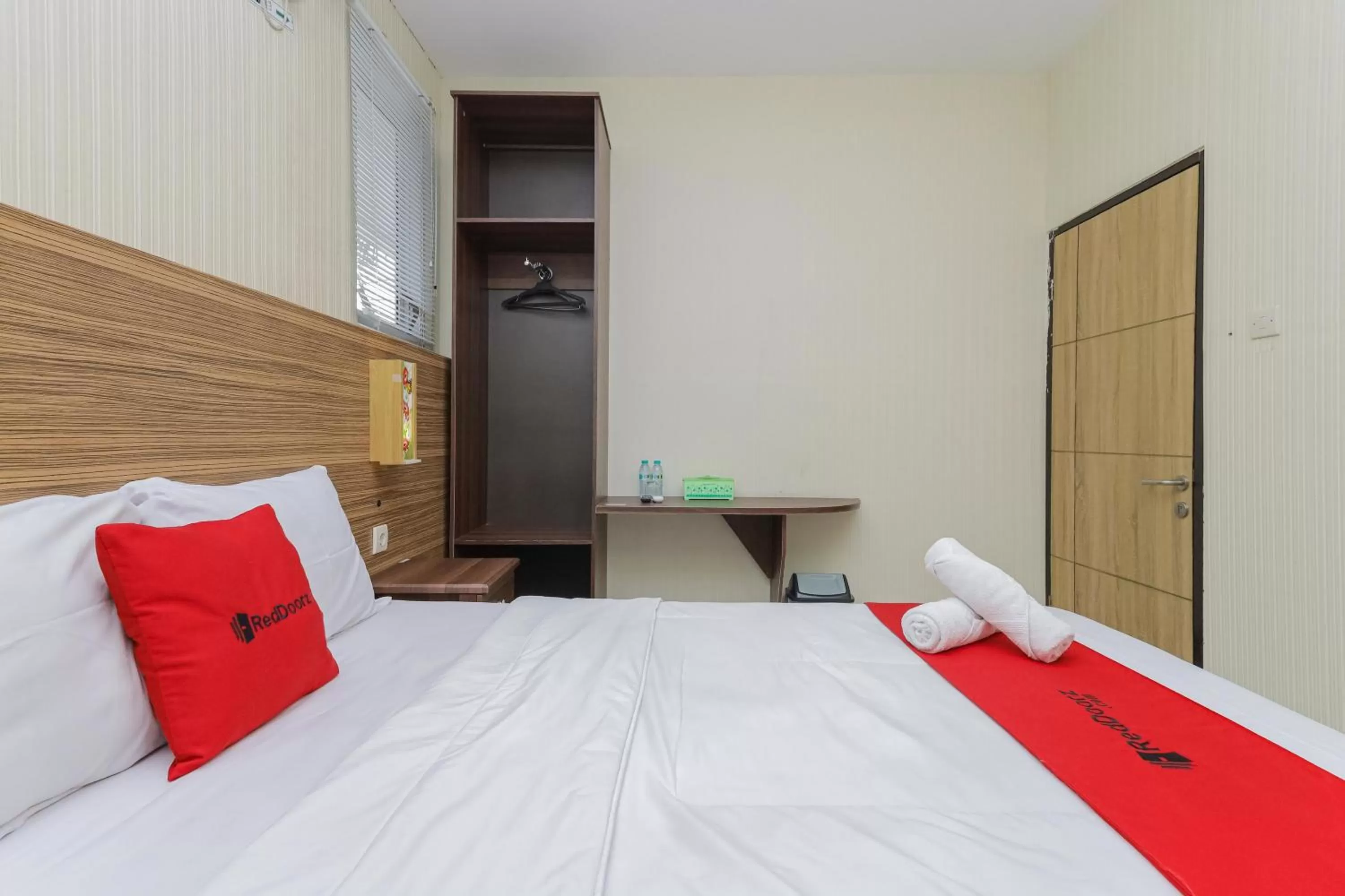 Bedroom, Bed in RedDoorz Syariah @ Klojen Malang
