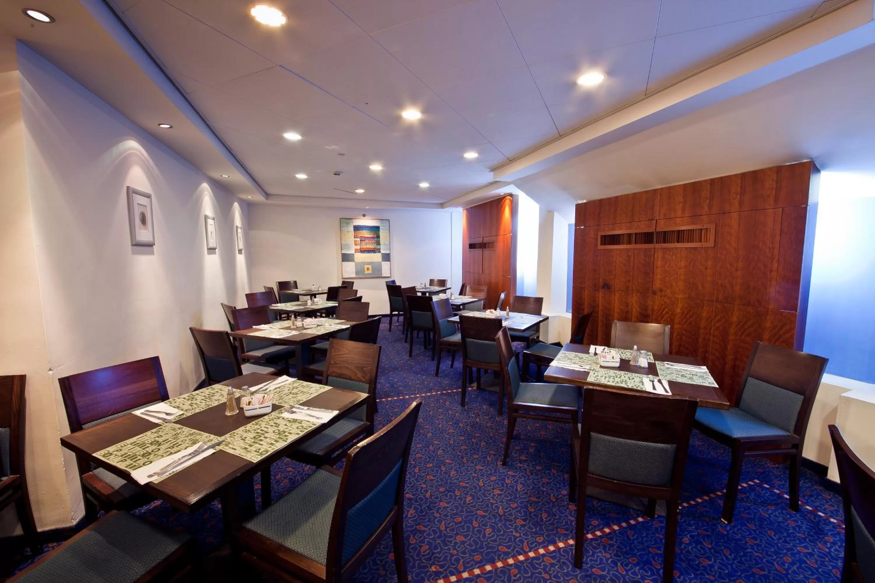 Dining area in SeaNet Hotel By AFI Hotels