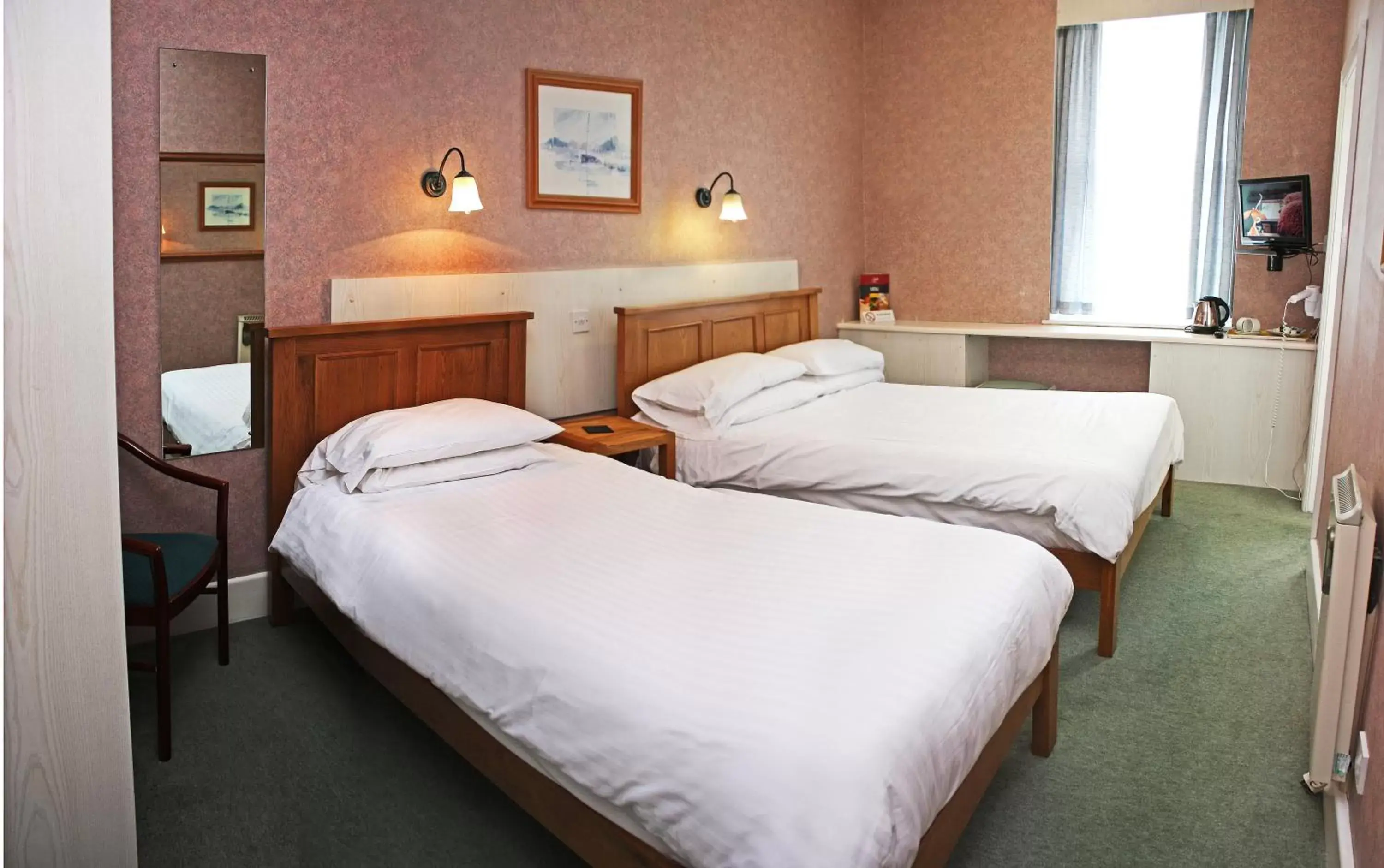 Twin Room in The Raven Hotel Twin Room in The Raven Hotel