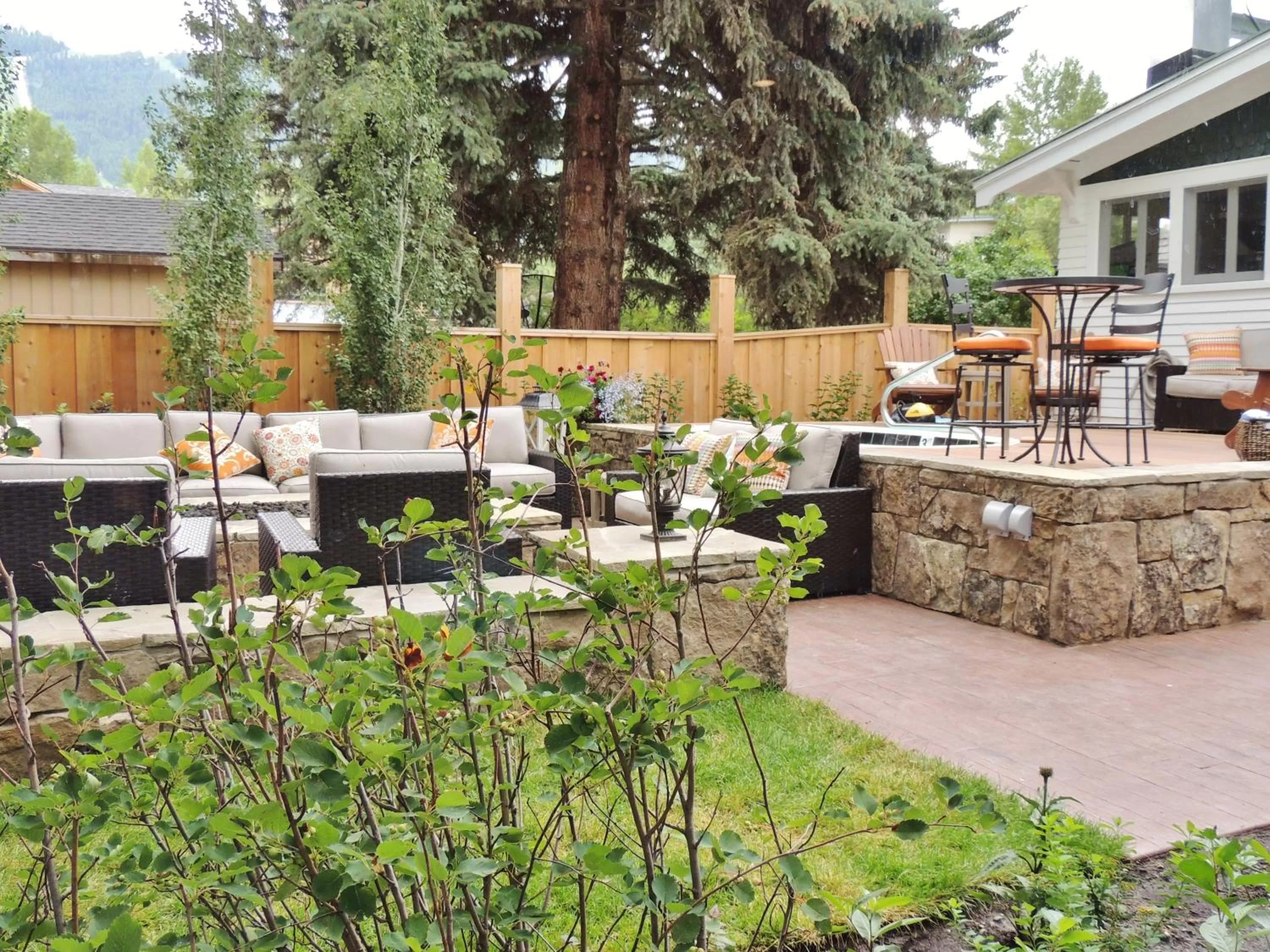 Garden in Huff House Inn and Cabins