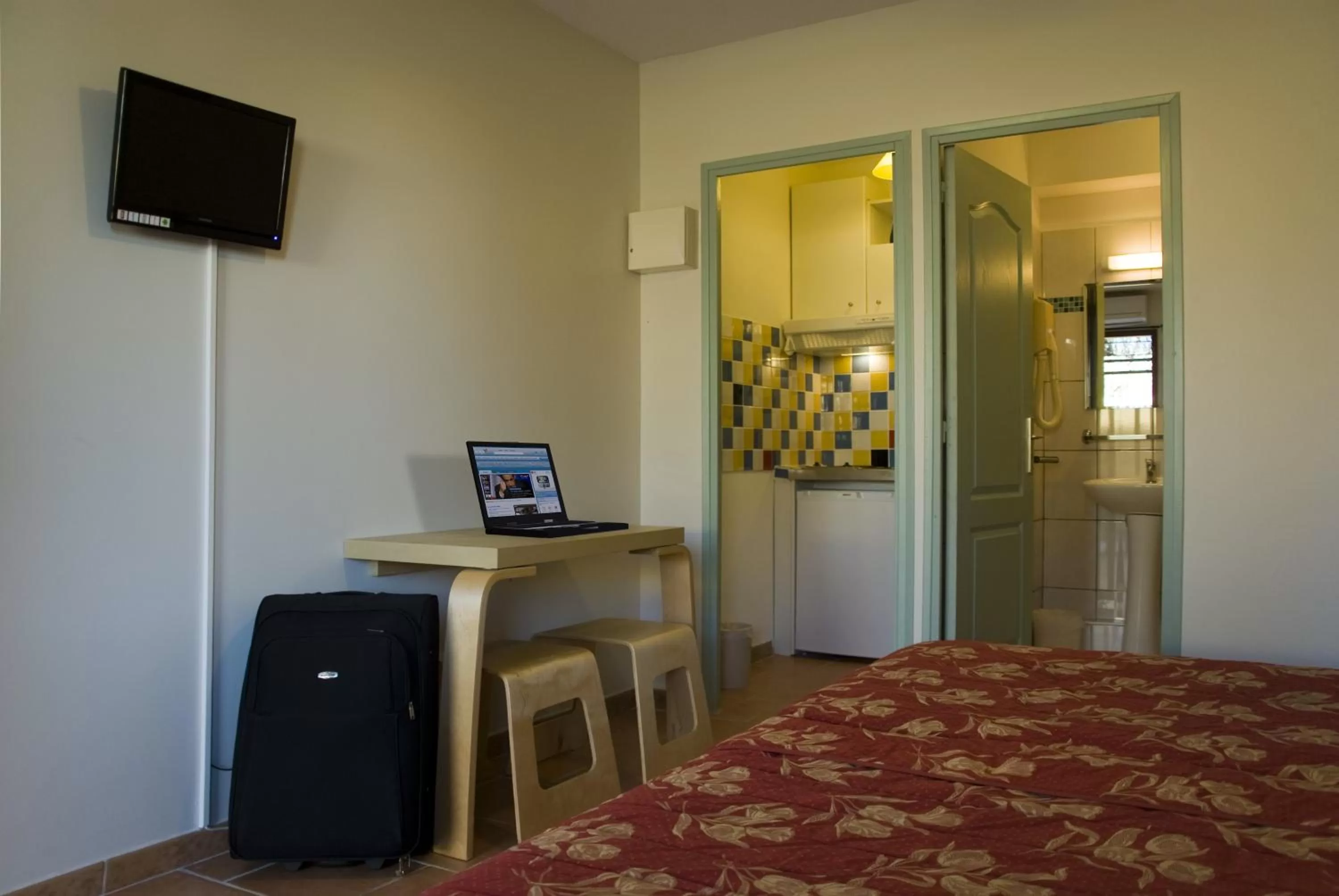 Photo of the whole room, TV/Entertainment Center in Appart'Hotel Festival Sud Aqua - Avignon TGV