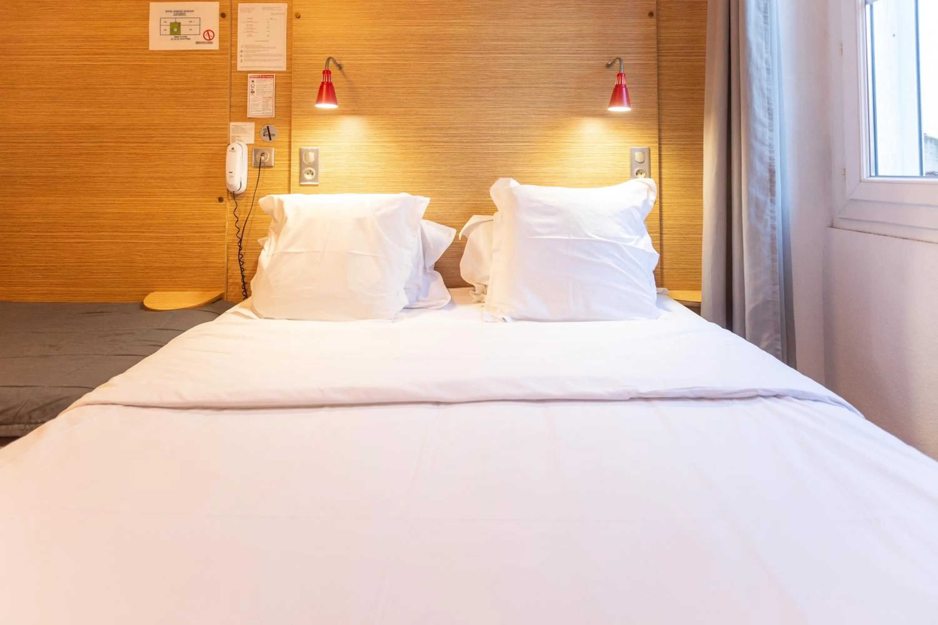 Bed in Hôtel Edmond Rostand