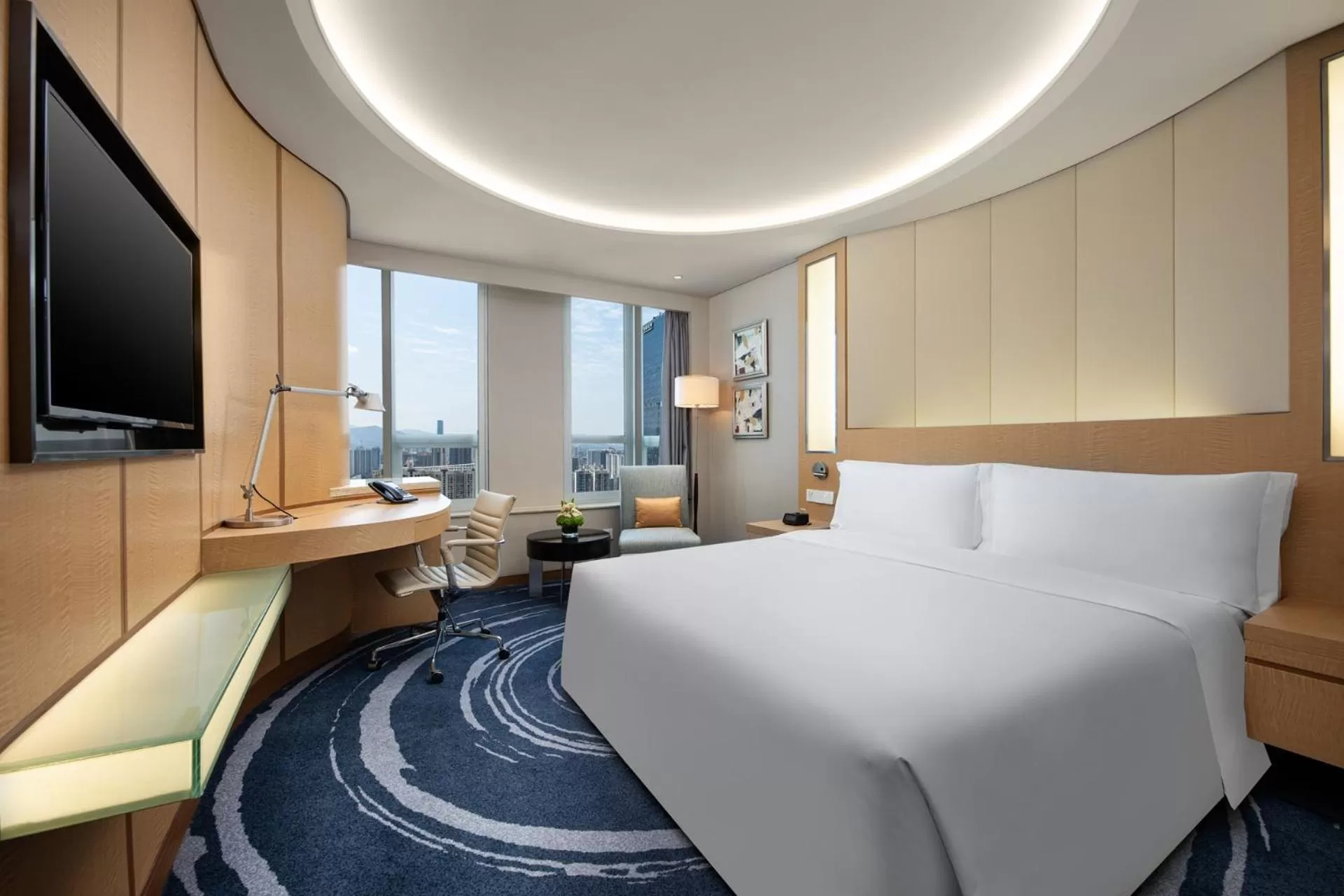 Photo of the whole room, Bed in Crowne Plaza Shenzhen Futian, Near to Shenzhen Convention&Exhibition Centre, Shenzhen Stock Exchange and Shenzhen Civic Center, Outdoor Heated Pool
