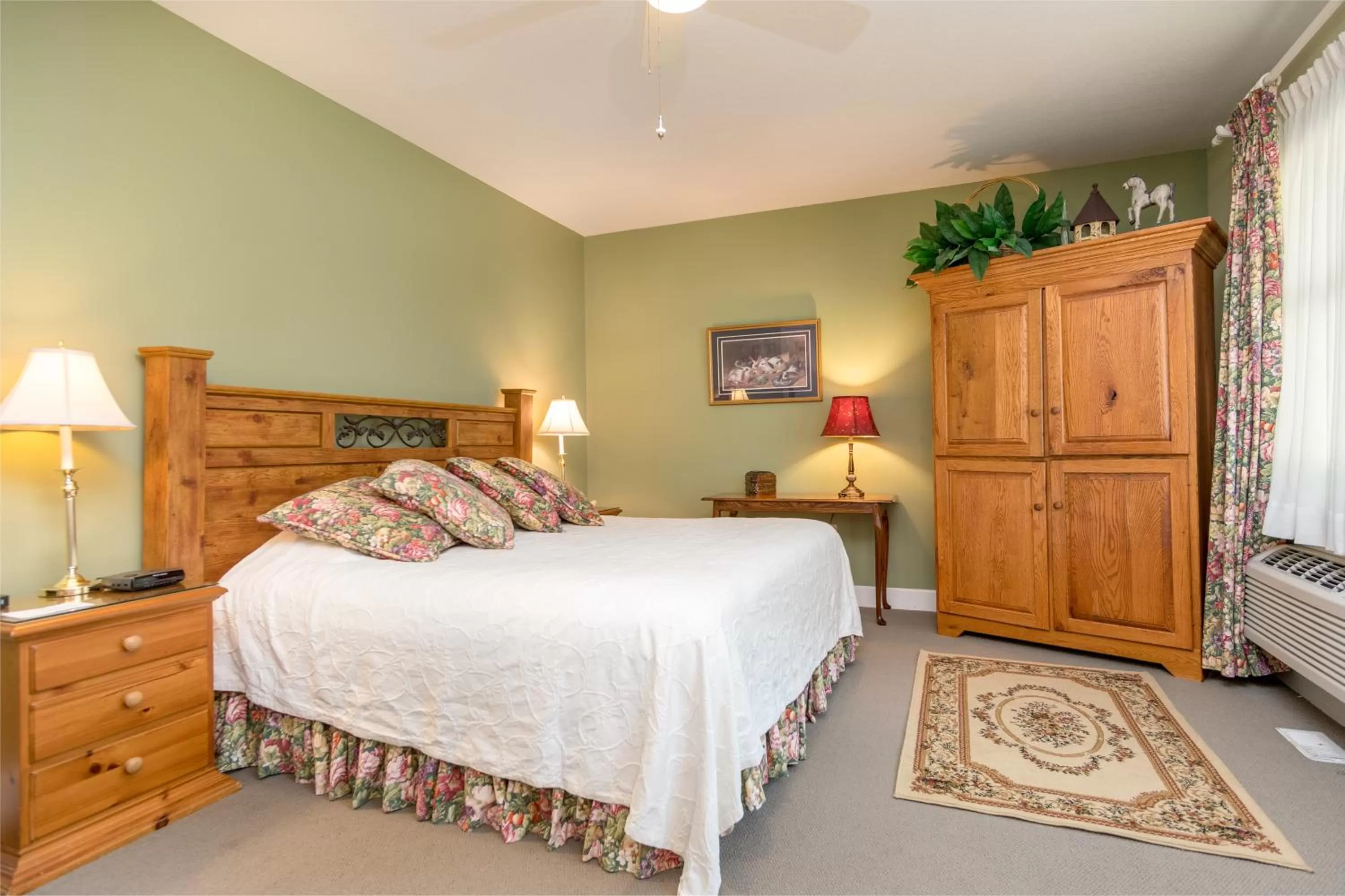 Bed in Highland Lake Inn & Resort - Flat Rock