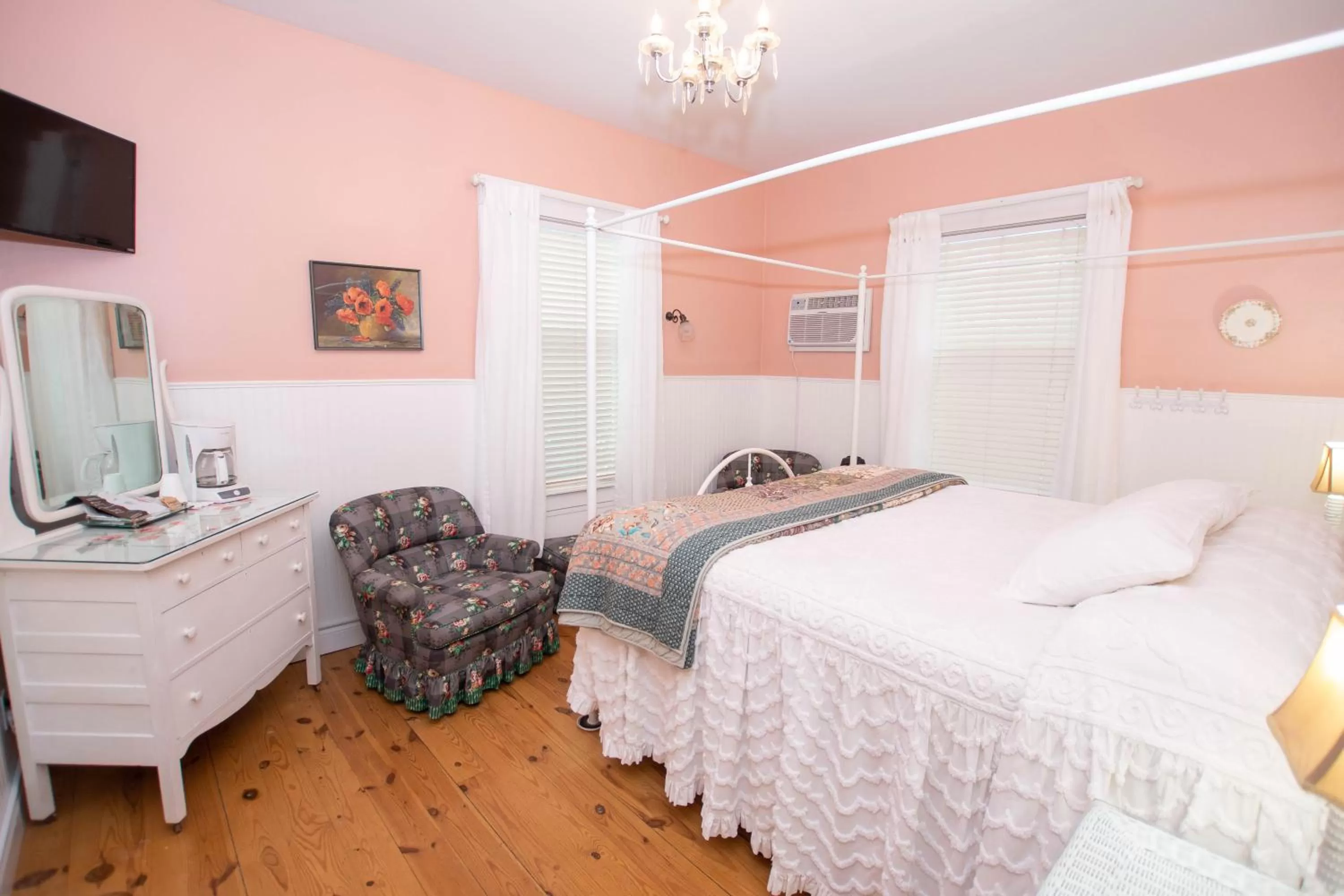 Bed in Terrace Inn and 1911 Restaurant