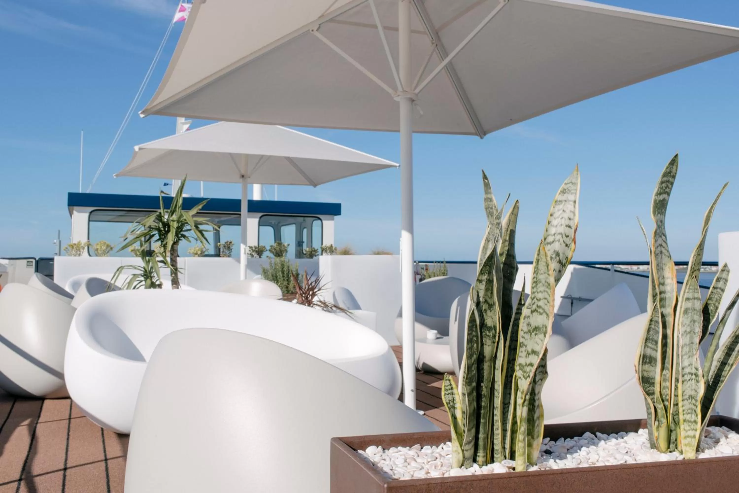 Restaurant/places to eat in Costa do Sal Hotel Boat Lounge