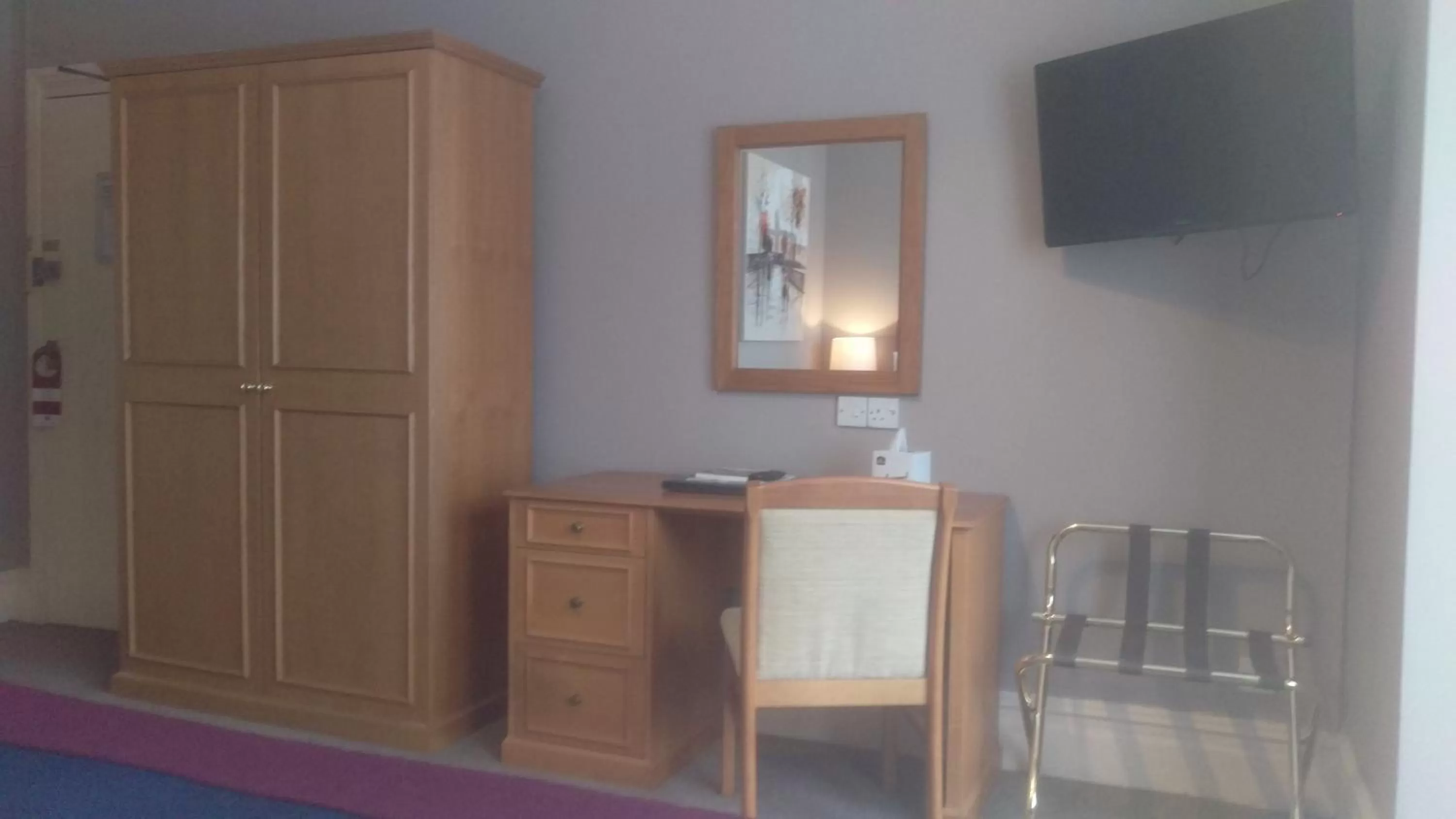 Bedroom, TV/Entertainment Center in Best Western Brook Hotel