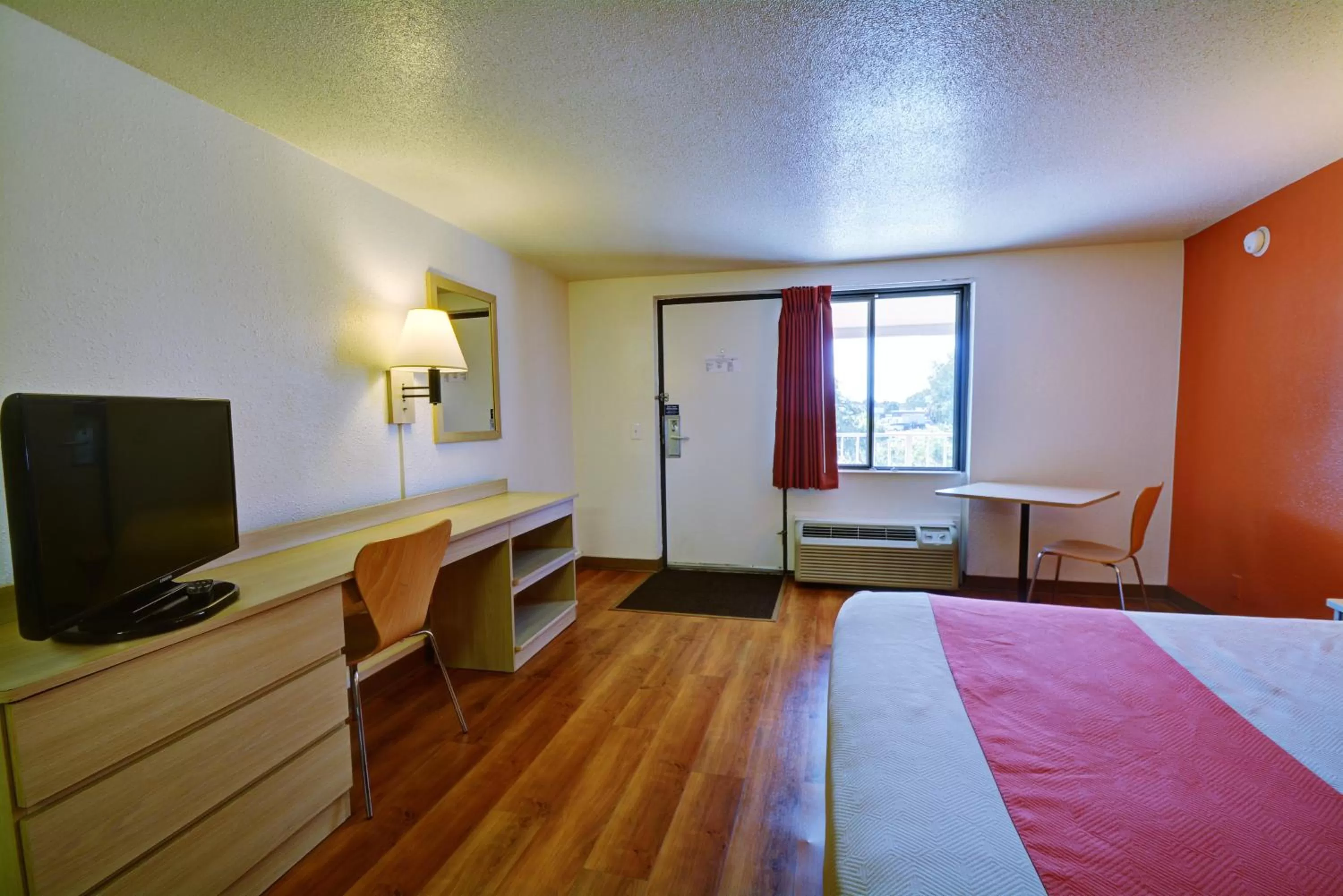 TV and multimedia, Bed in Motel 6-Chicopee, MA - Springfield