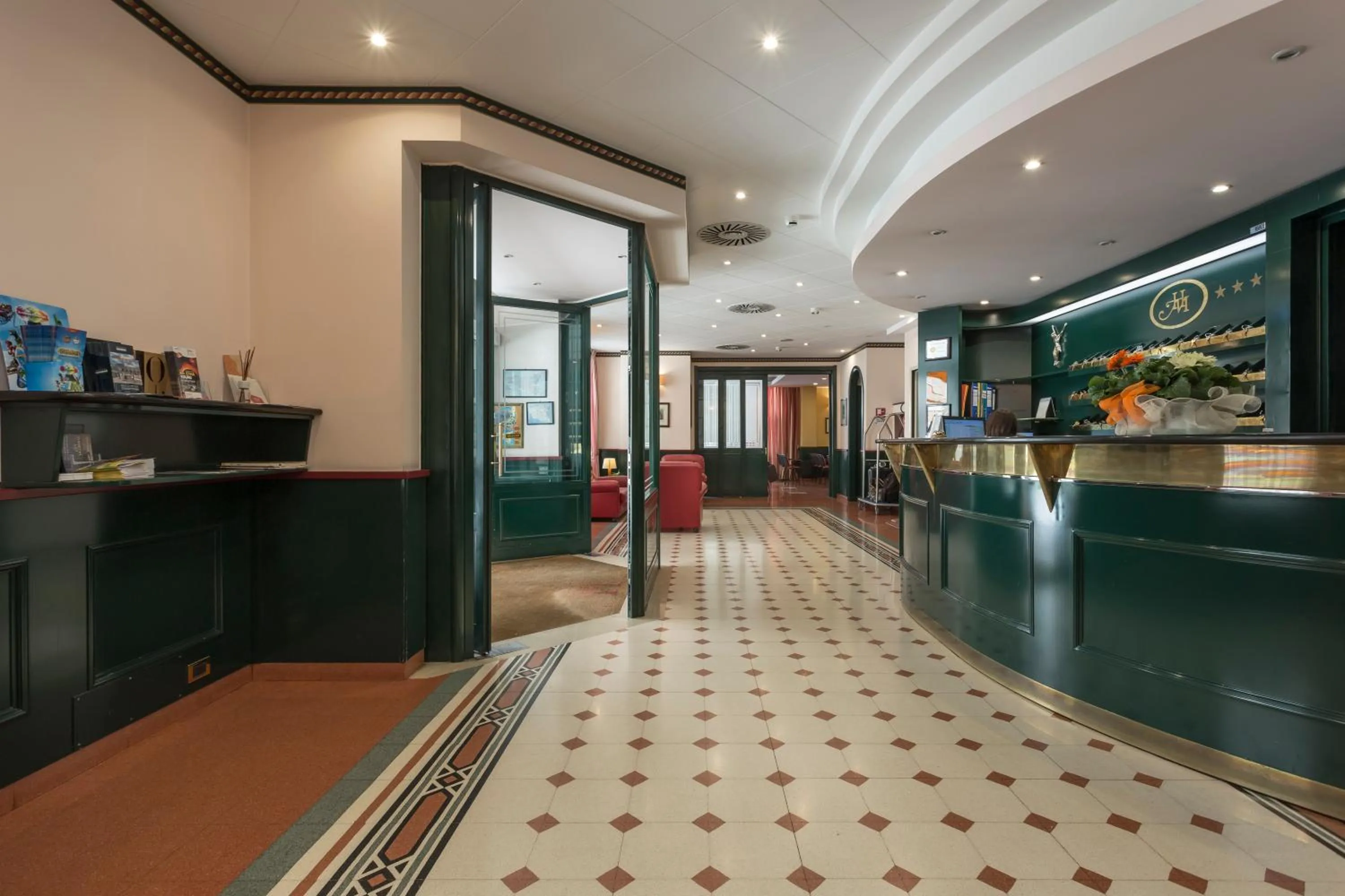 Lobby or reception in Hotel Montreal