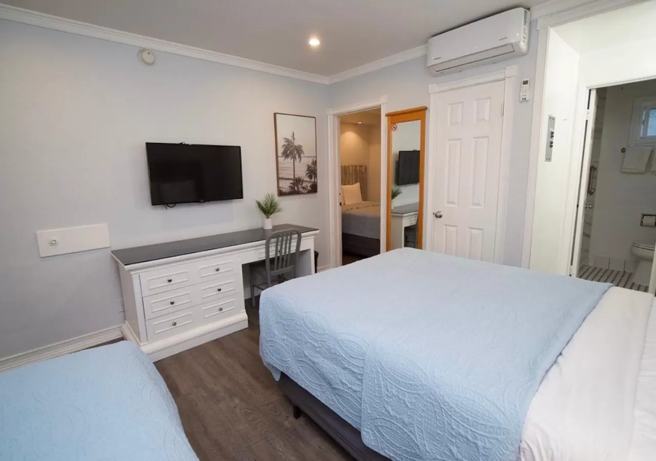 Bed in Ocean Lodge Santa Monica Beach Hotel