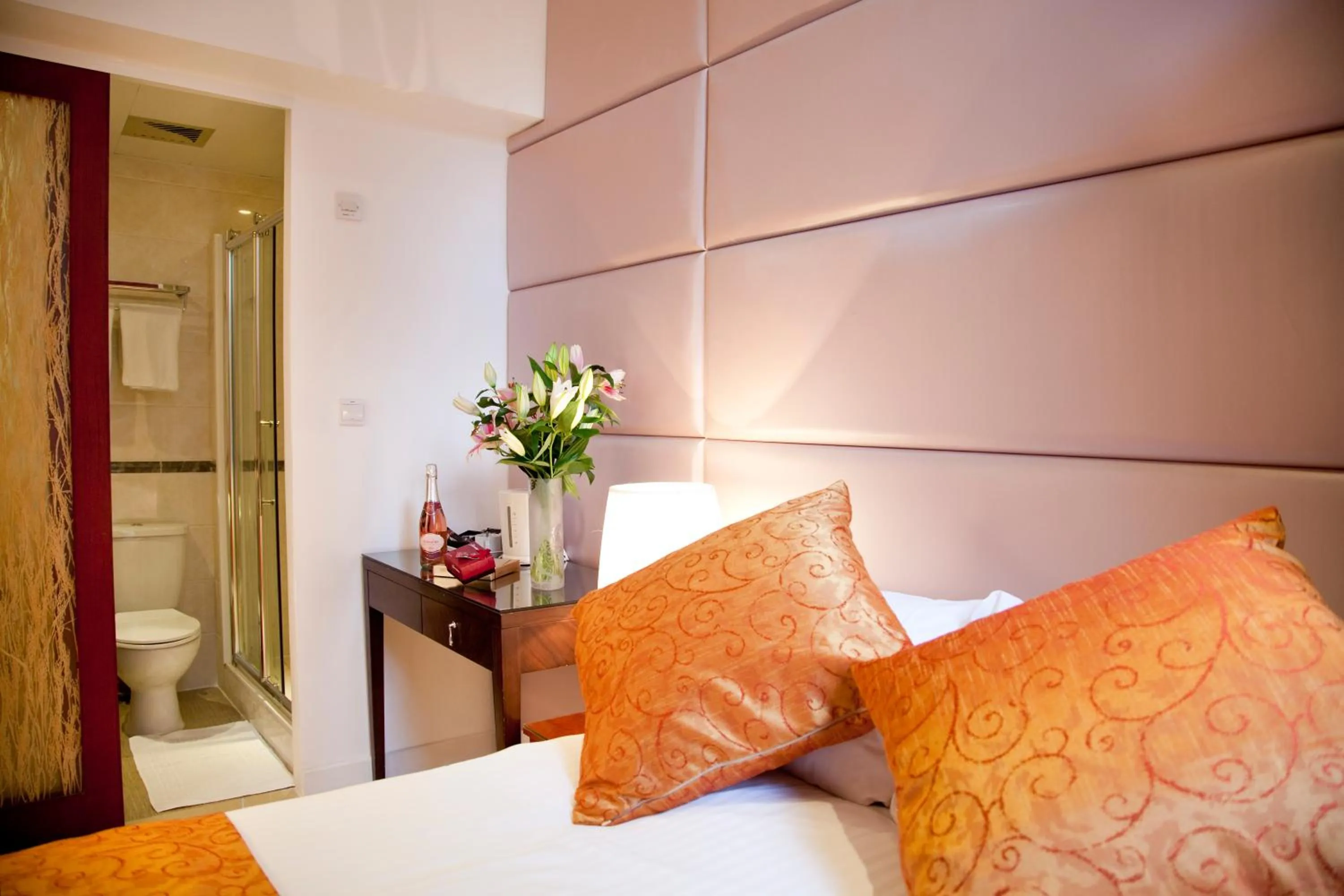 Photo of the whole room, Bed in City Inn Russell Square