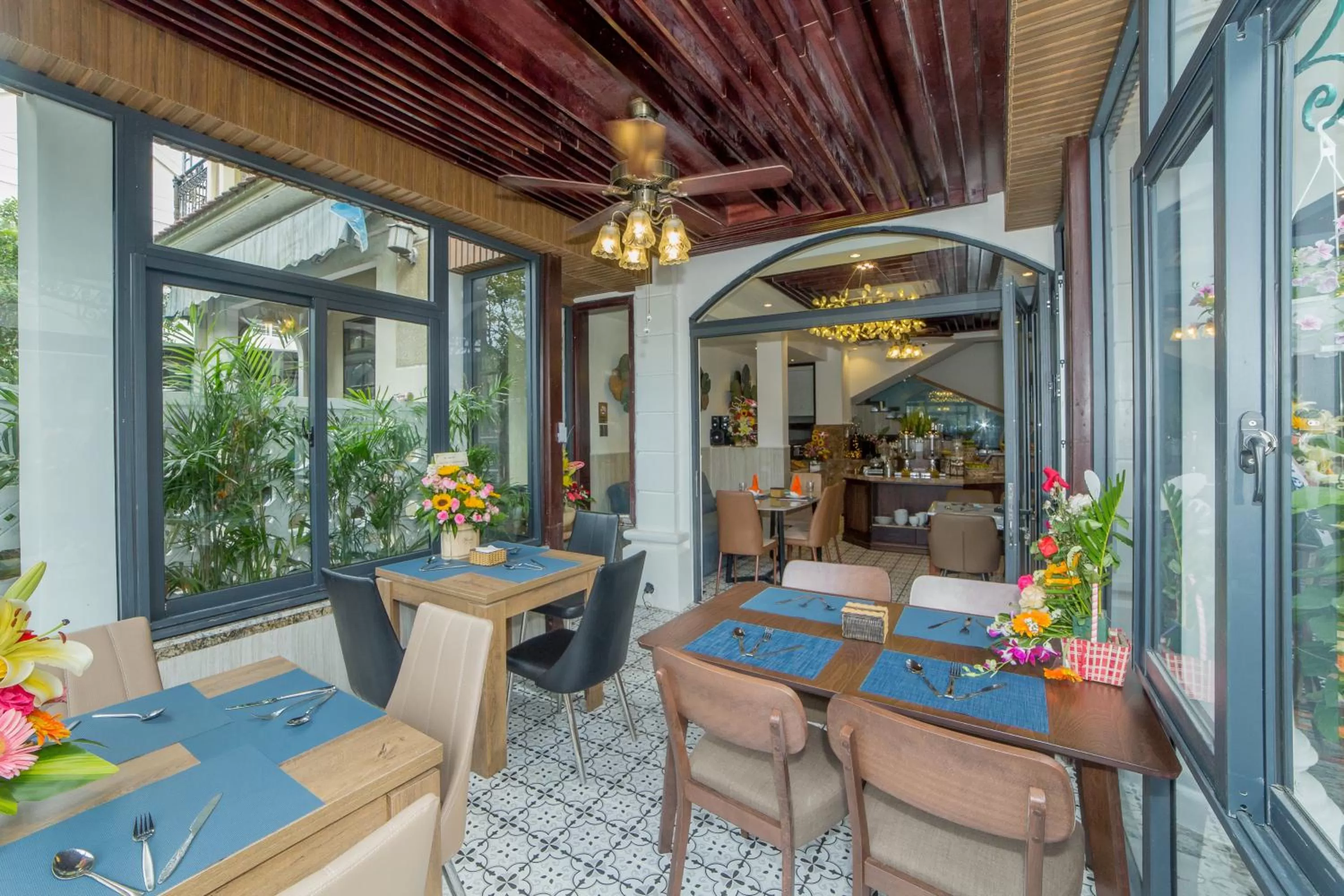 Restaurant/places to eat in Hoang Trinh Hotel