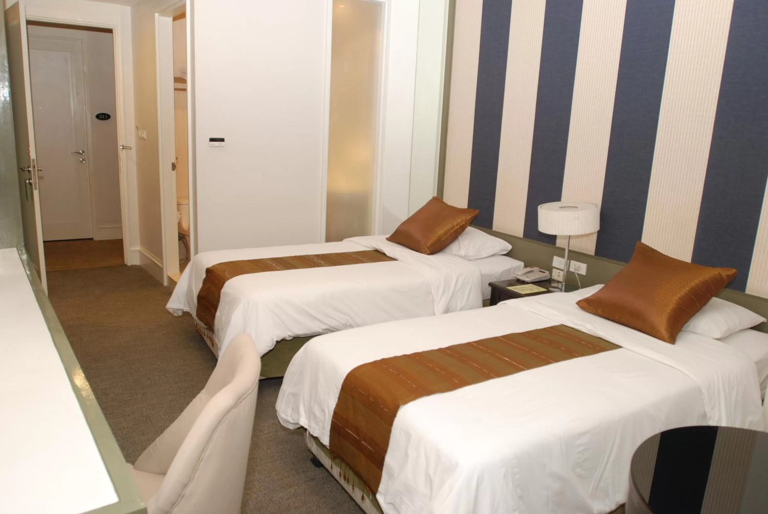 Photo of the whole room, Bed in Aphrodite Inn Bangkok