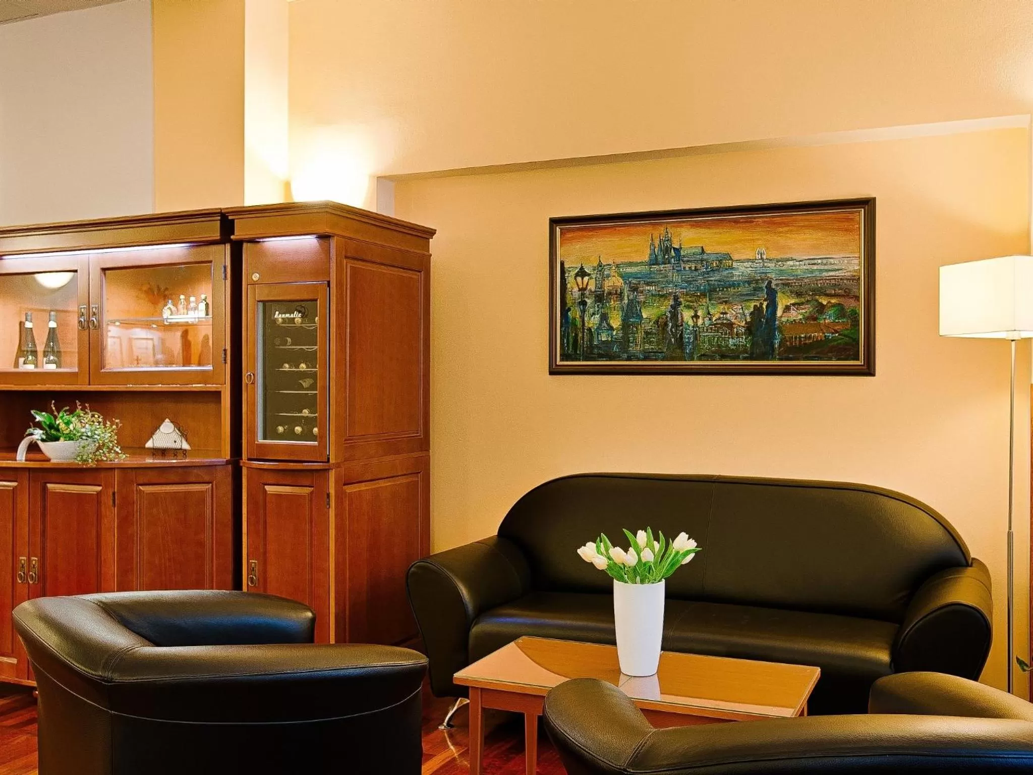 Seating area in Cloister Inn Hotel