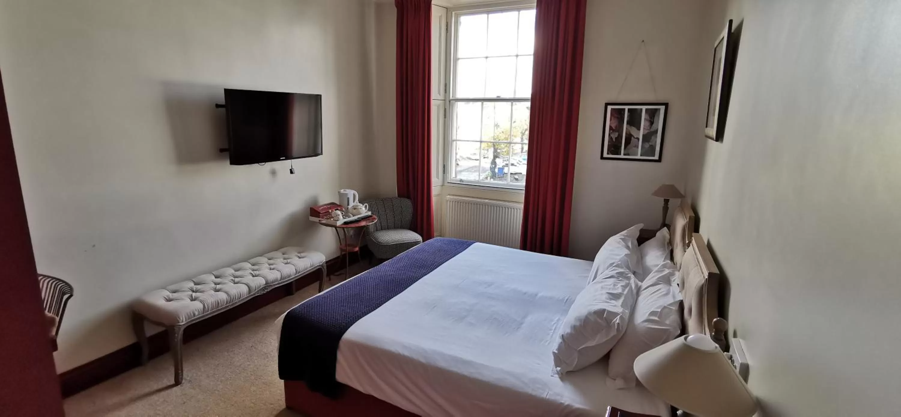 Bedroom, Bed in Buccleuch and Queensberry Arms Hotel