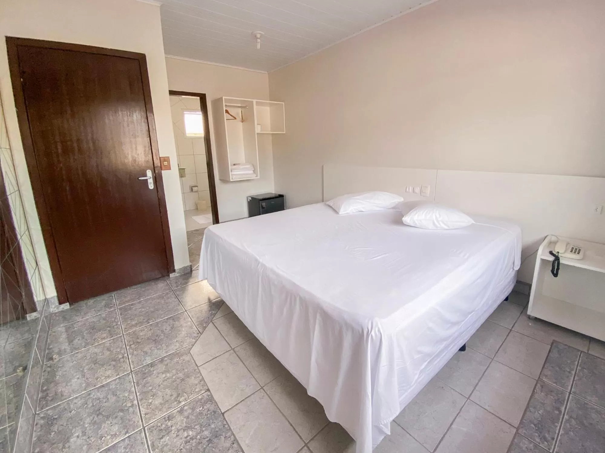 Photo of the whole room, Bed in GUINZA