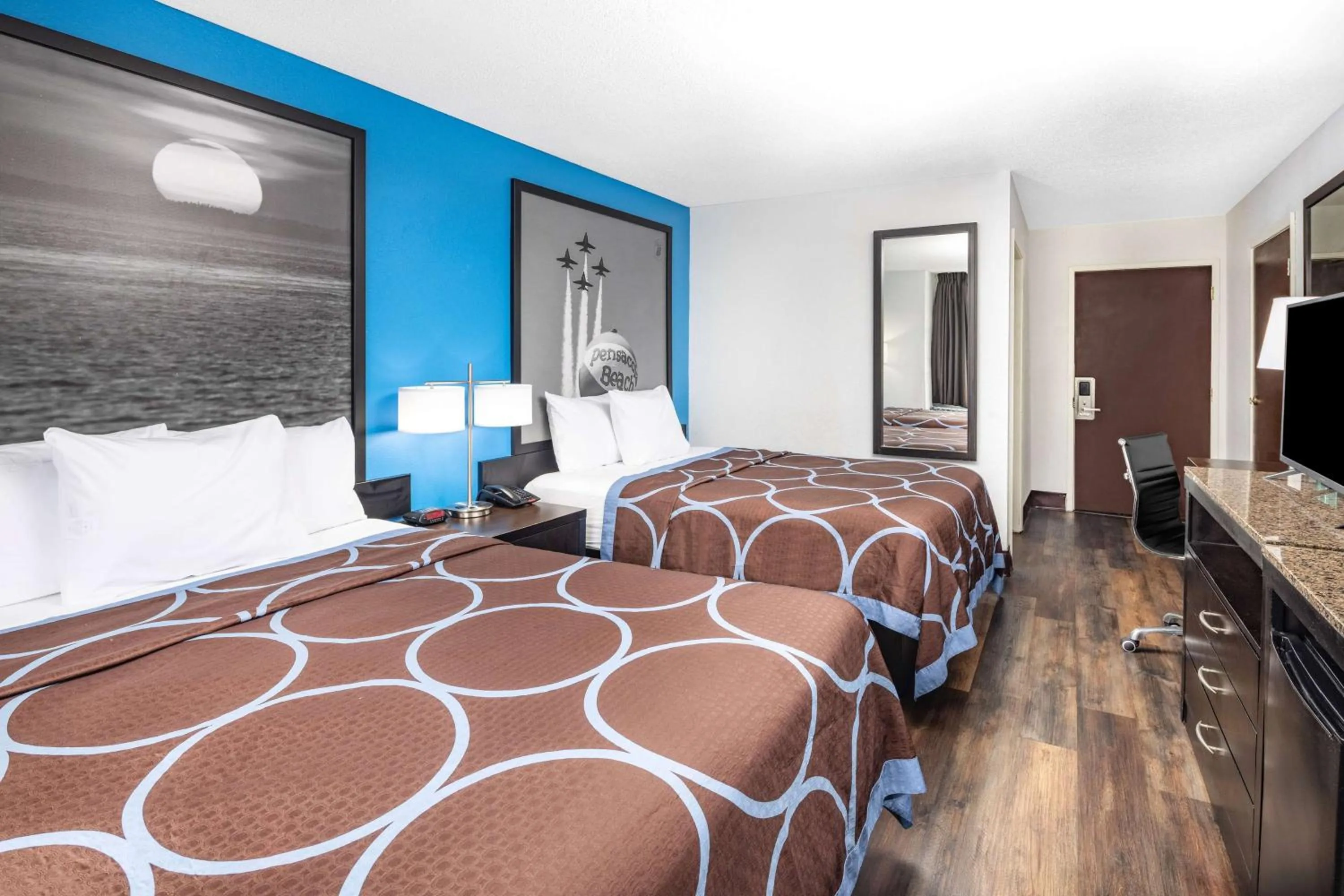 Photo of the whole room, Bed in Super 8 by Wyndham Pensacola