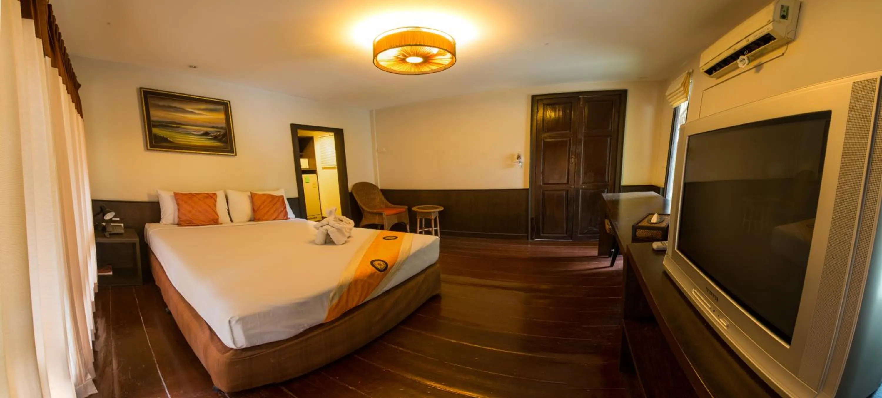 Photo of the whole room, Bed in Inrawadee Resort
