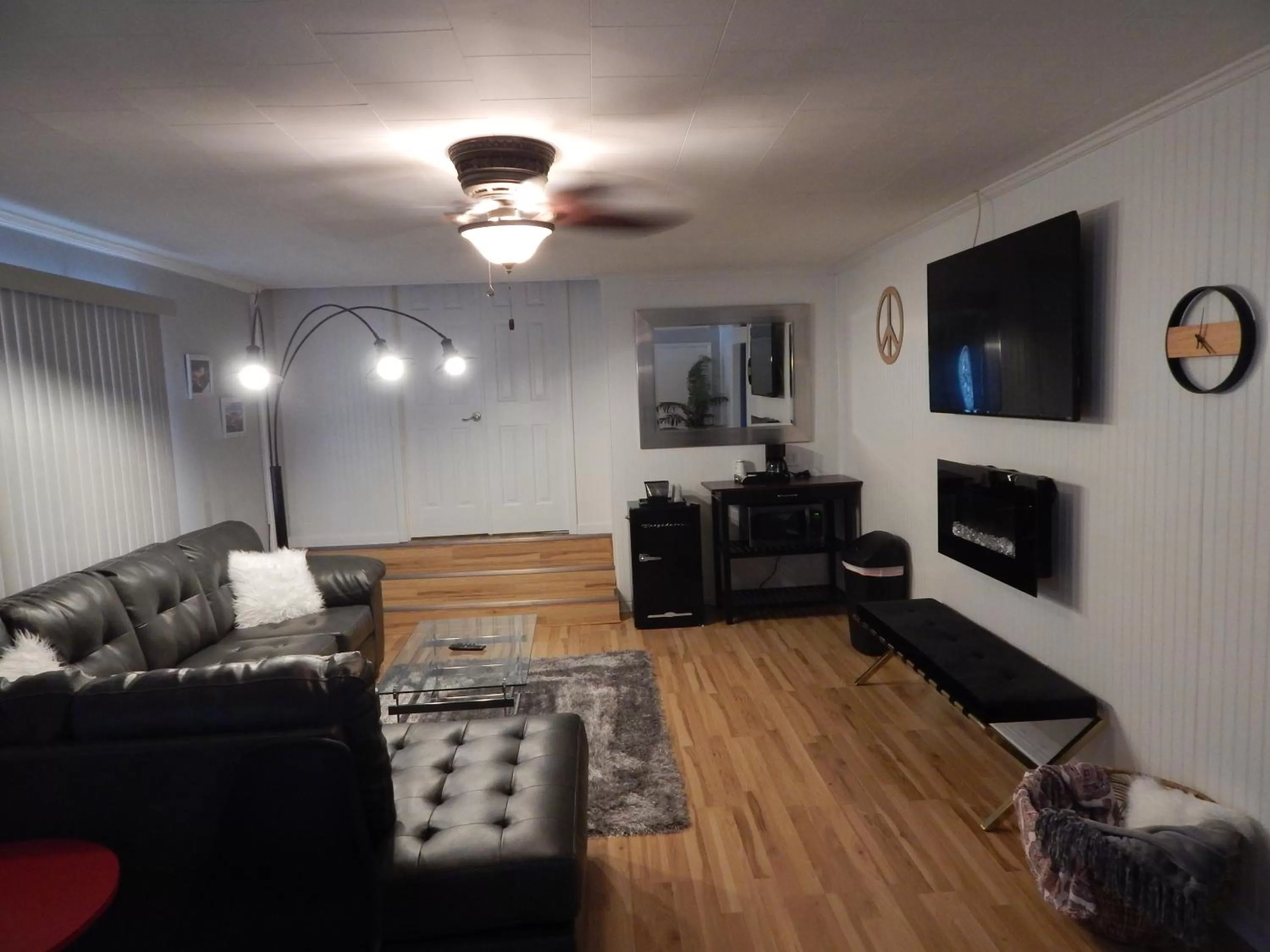 Living room in Sunset Motel