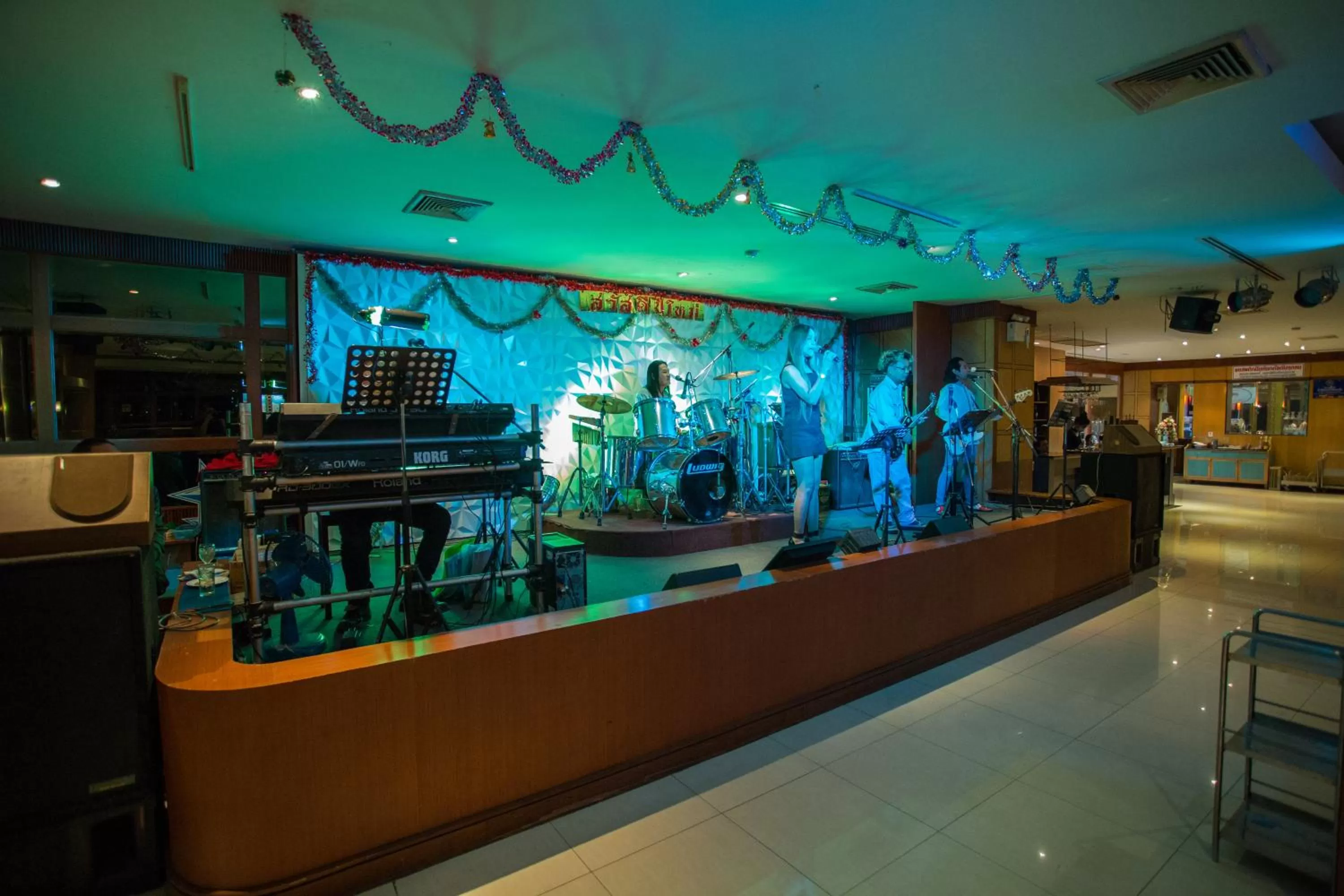 Restaurant/places to eat in Seeharaj Hotel