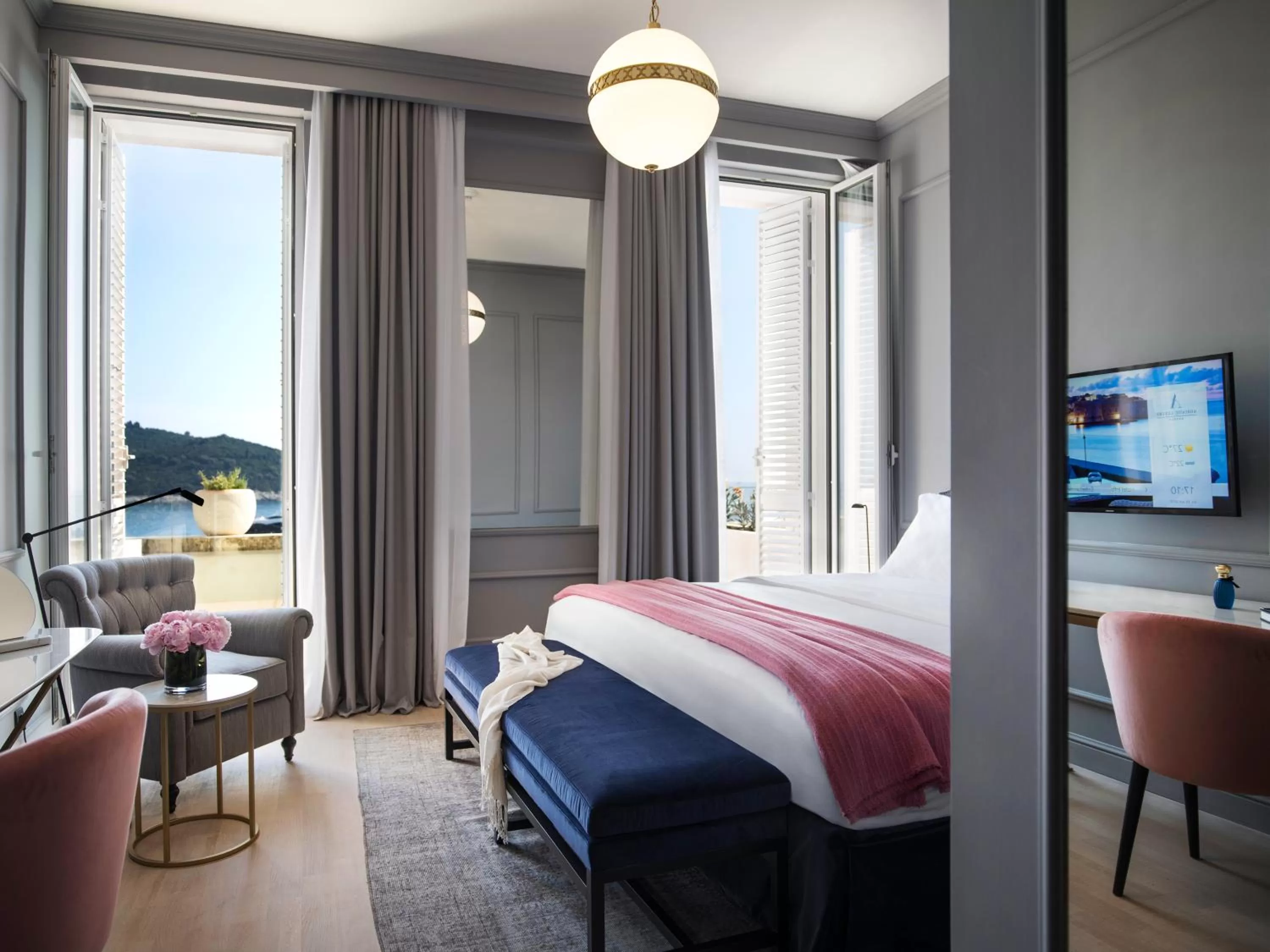 Seating area, Bed in Hotel Excelsior