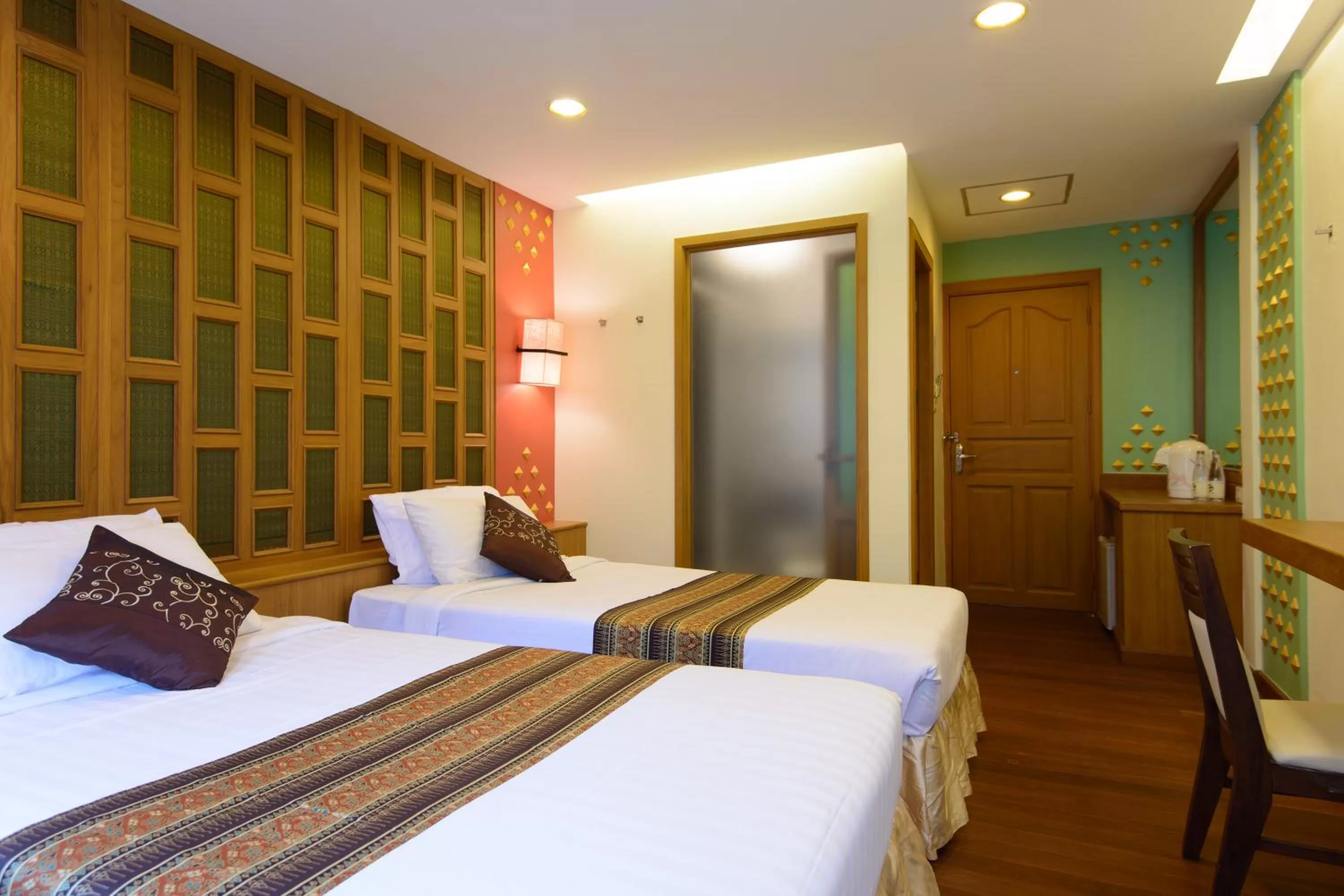 Grand Deluxe Twin Room in Golden House