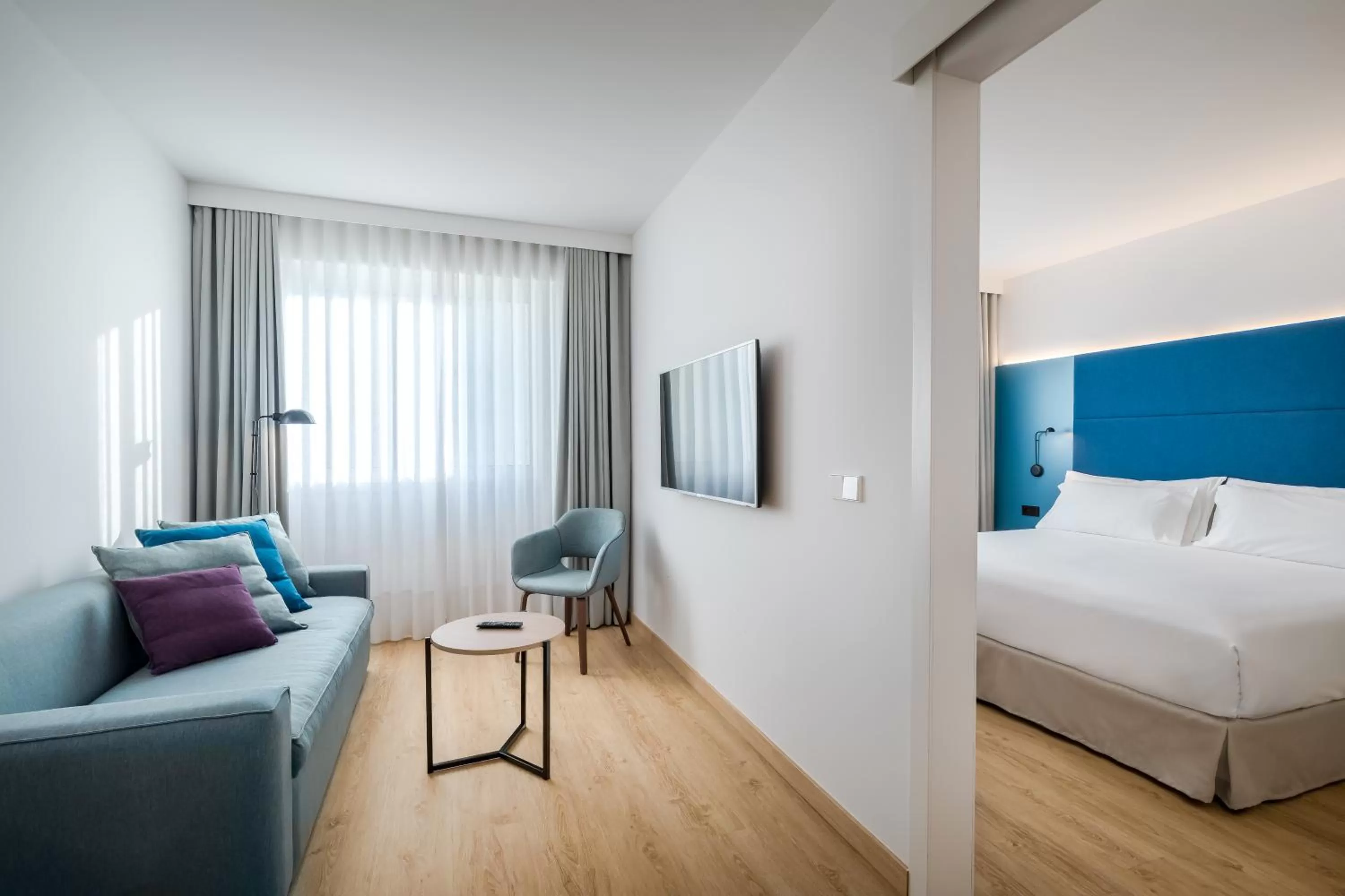 Photo of the whole room, Bed in Occidental Vigo