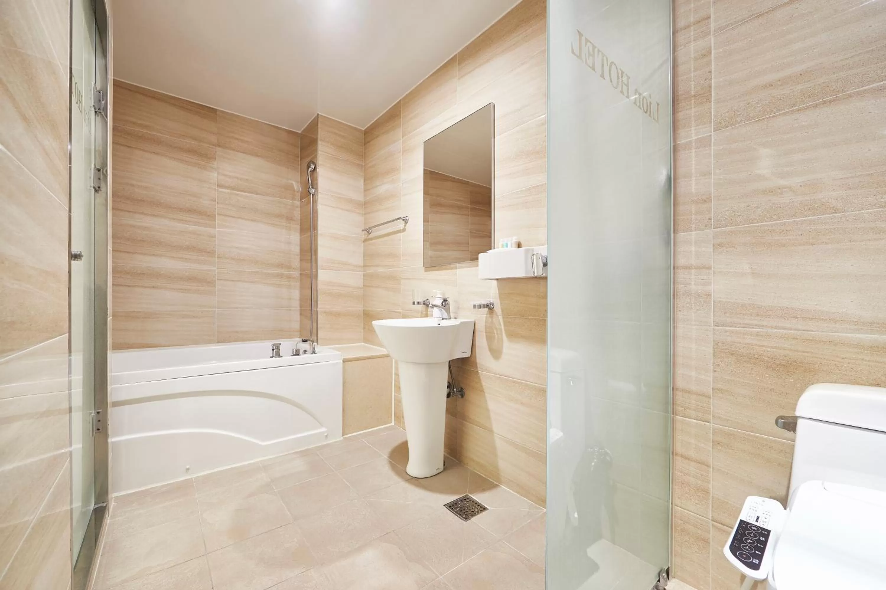 Shower in Lion Hotel