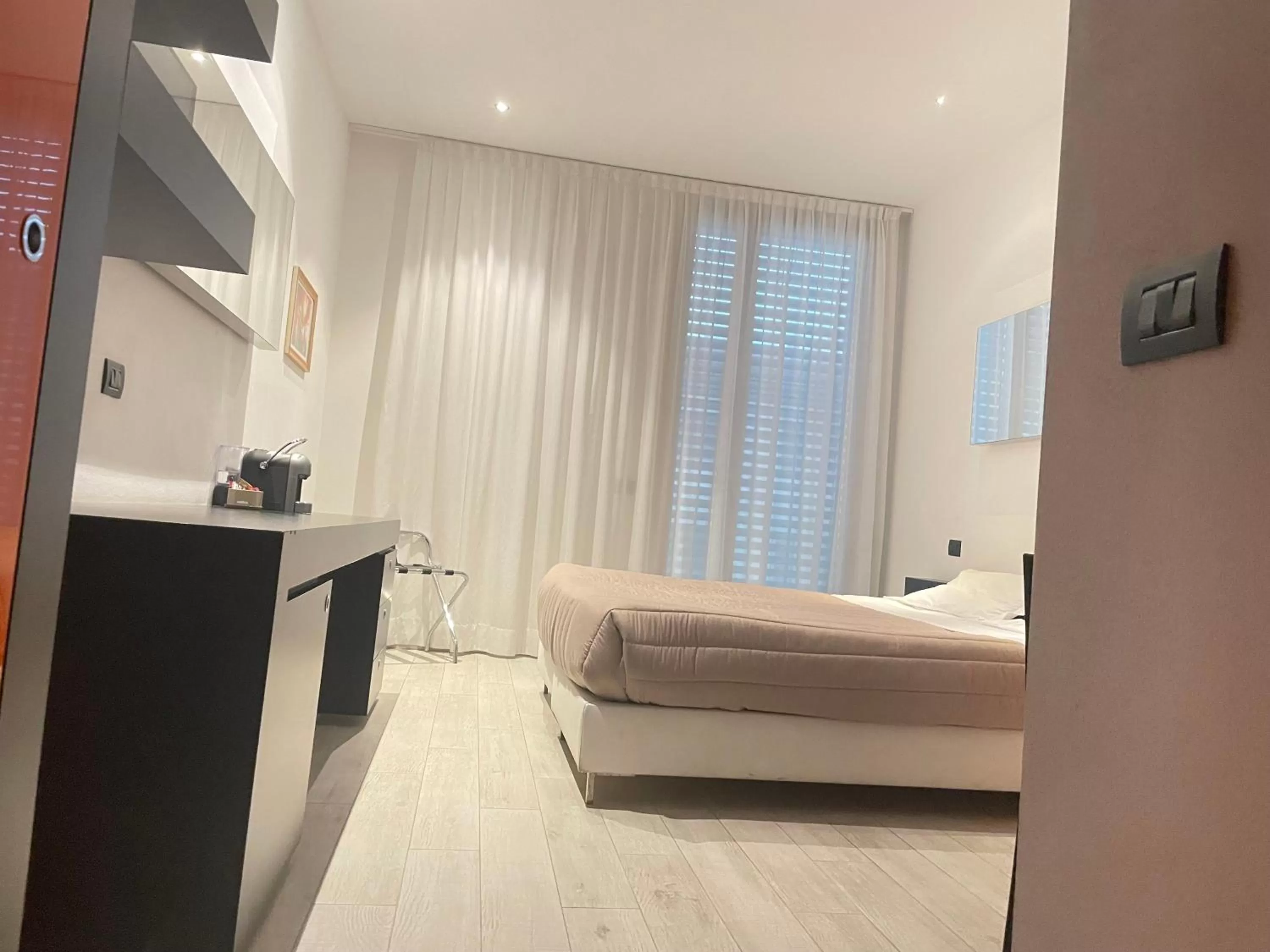 Photo of the whole room, Bed in Blue Shades Hotel