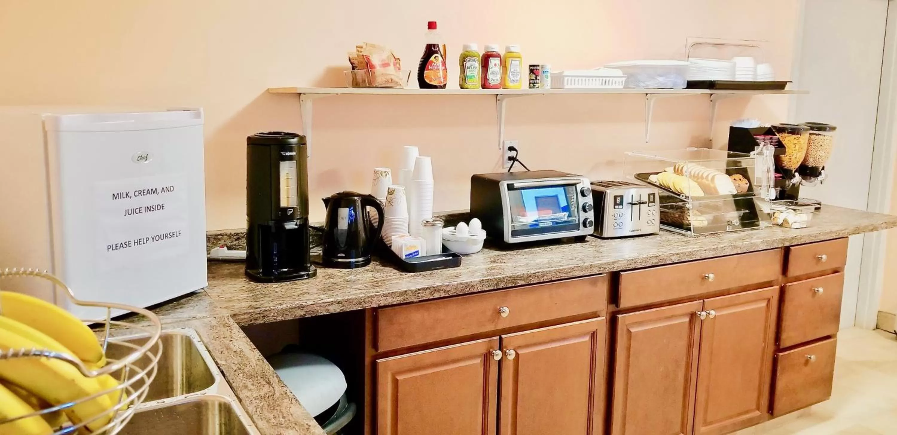 Breakfast in Twilight Country Motel