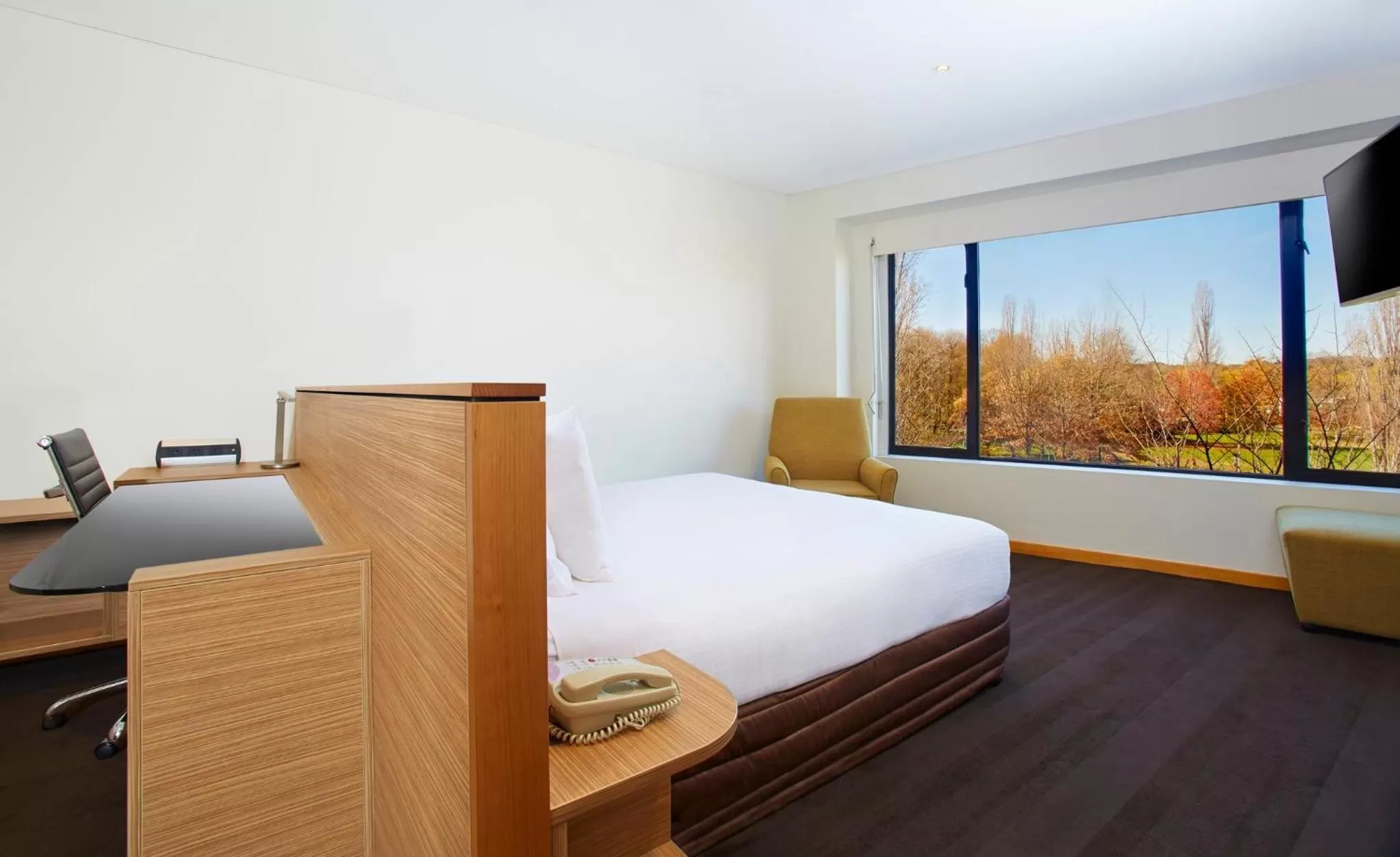 Photo of the whole room, Bed in Crowne Plaza Canberra by IHG