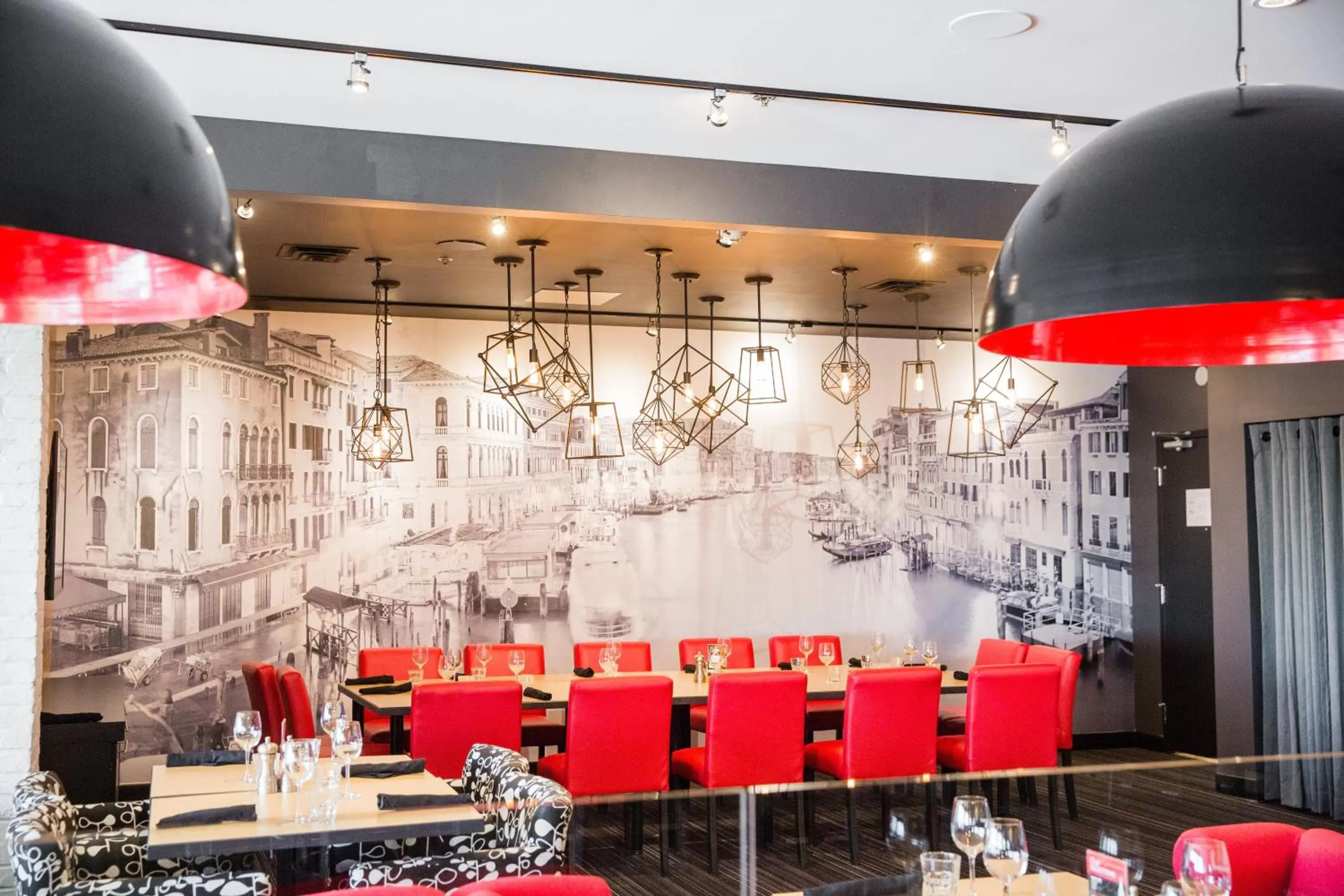 Restaurant/places to eat in Holiday Inn Hotel & Suites Calgary South - Conference Ctr by IHG