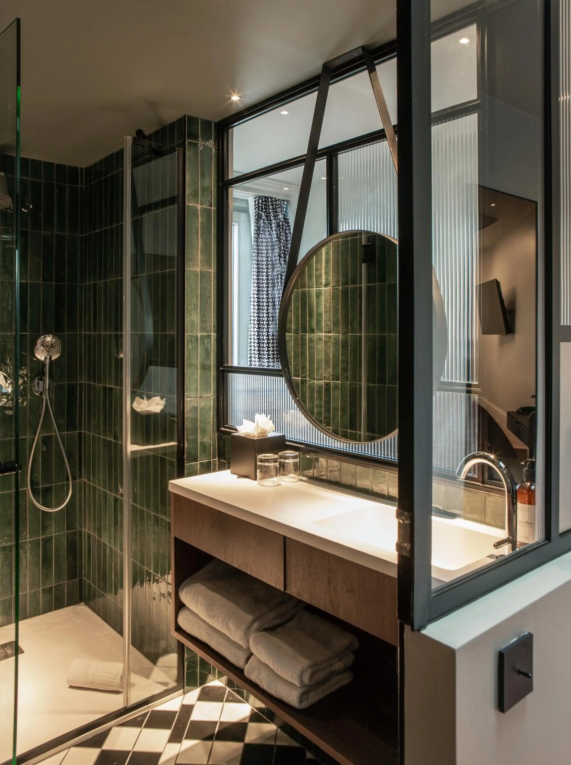 Shower in Hotel Flanelles Paris
