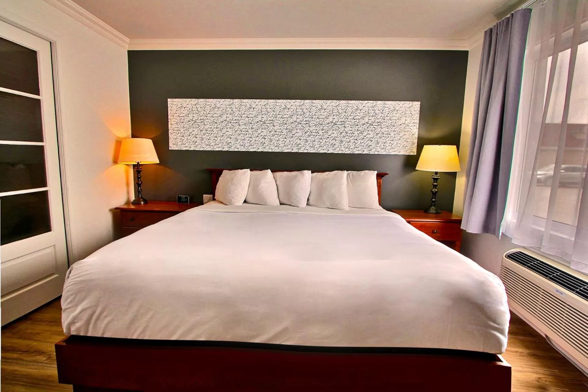 Photo of the whole room, Bed in Hôtel l'Empress