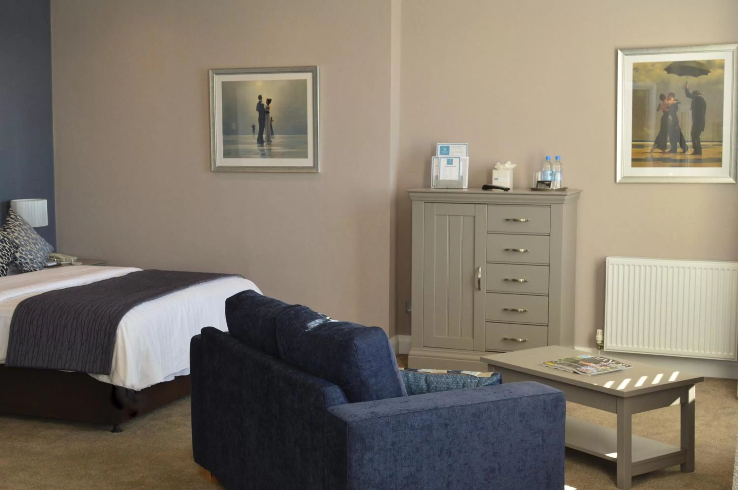 Seating area, Bed in The Osborne Hotel