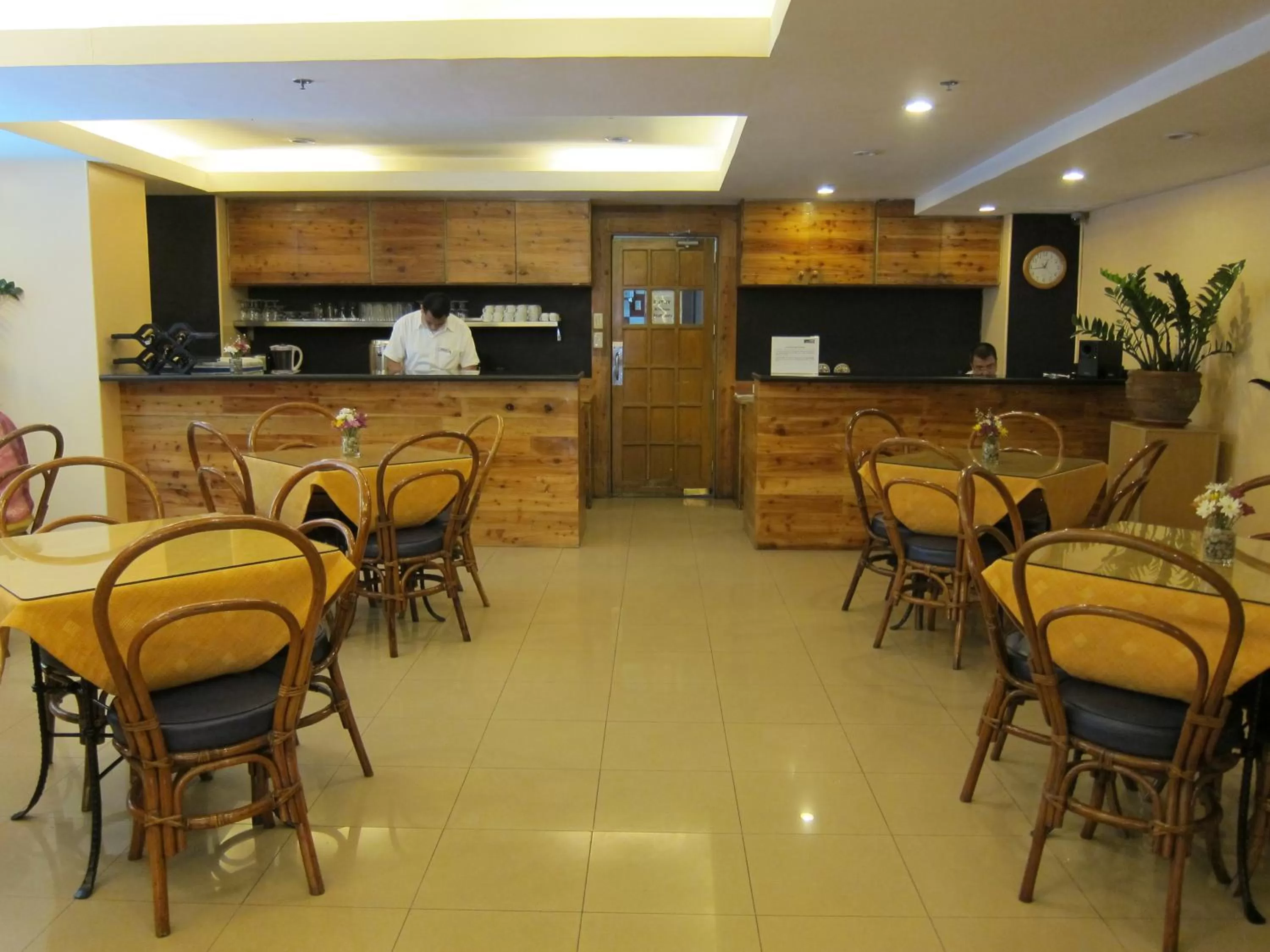 Restaurant/places to eat in Nichols Airport Hotel