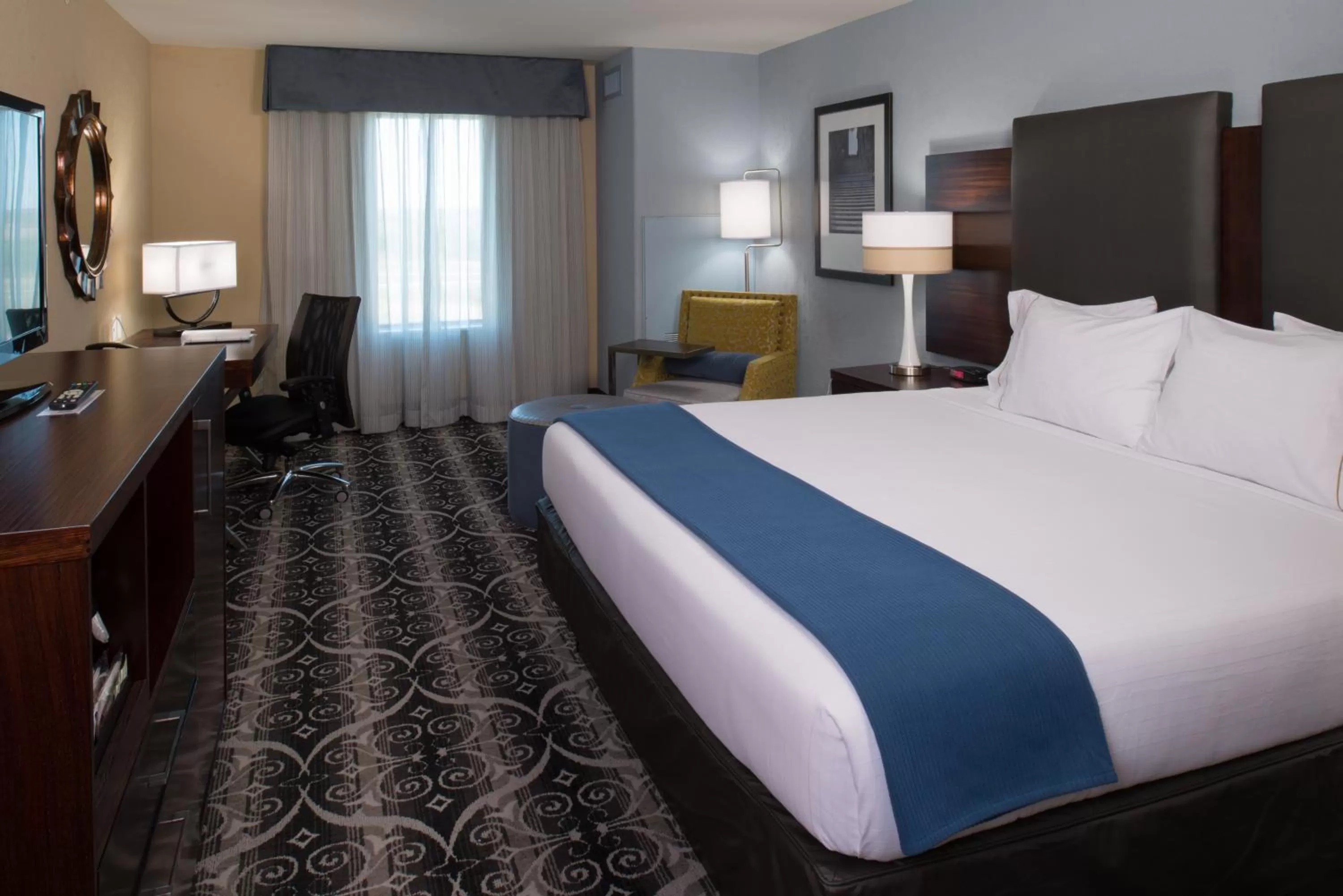 Deluxe King Room - Disability Access in Holiday Inn Express & Suites Kansas City Airport by IHG