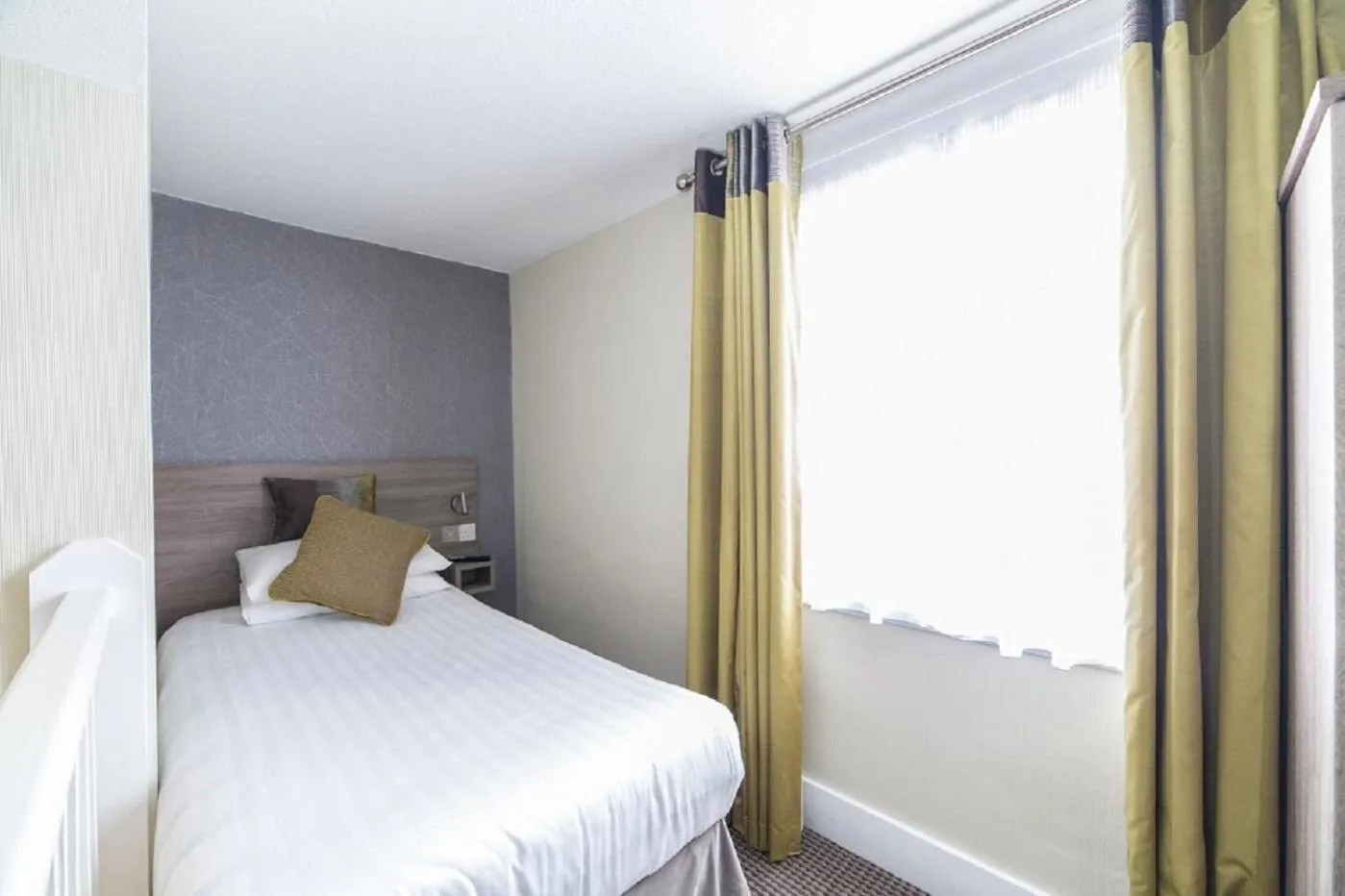 Bedroom, Bed in Phoenix Hotel