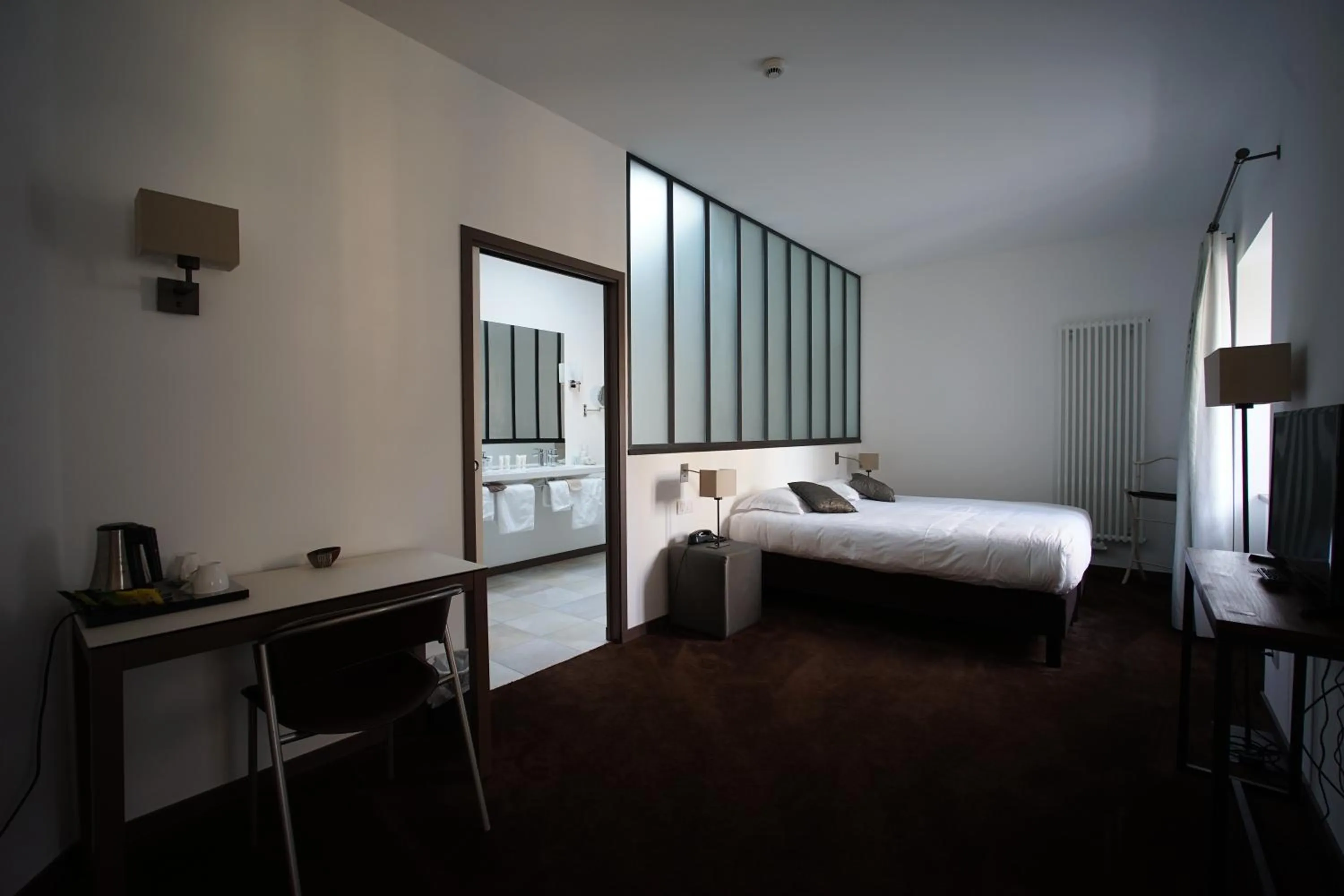 Photo of the whole room, Bed in Clos de Vallombreuse, The Originals Relais