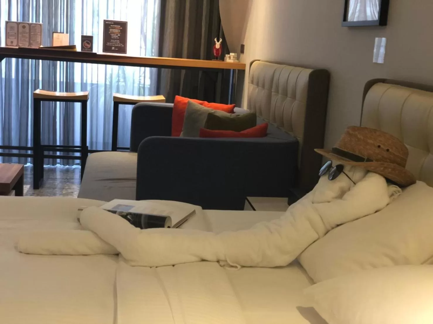 Photo of the whole room in 3 Door Hotel