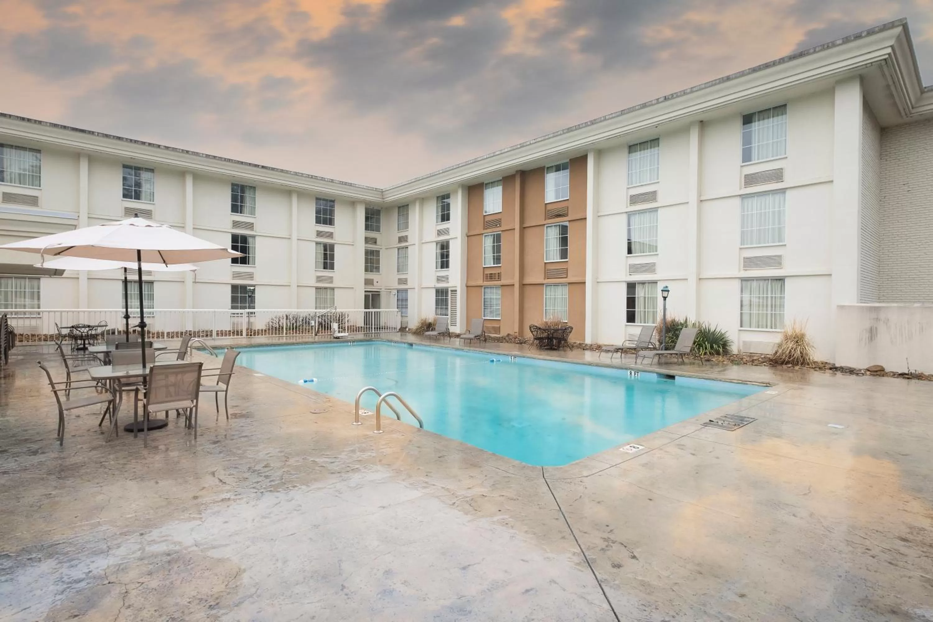 Swimming pool in Red Roof Inn Knoxville Central – Papermill Road
