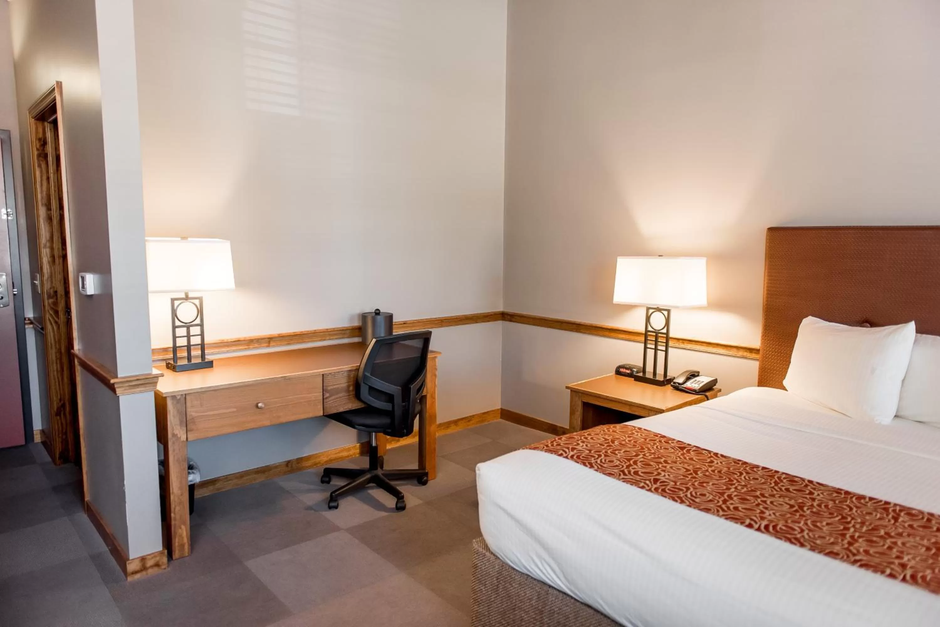 hair dresser, Bed in Cork Factory Hotel