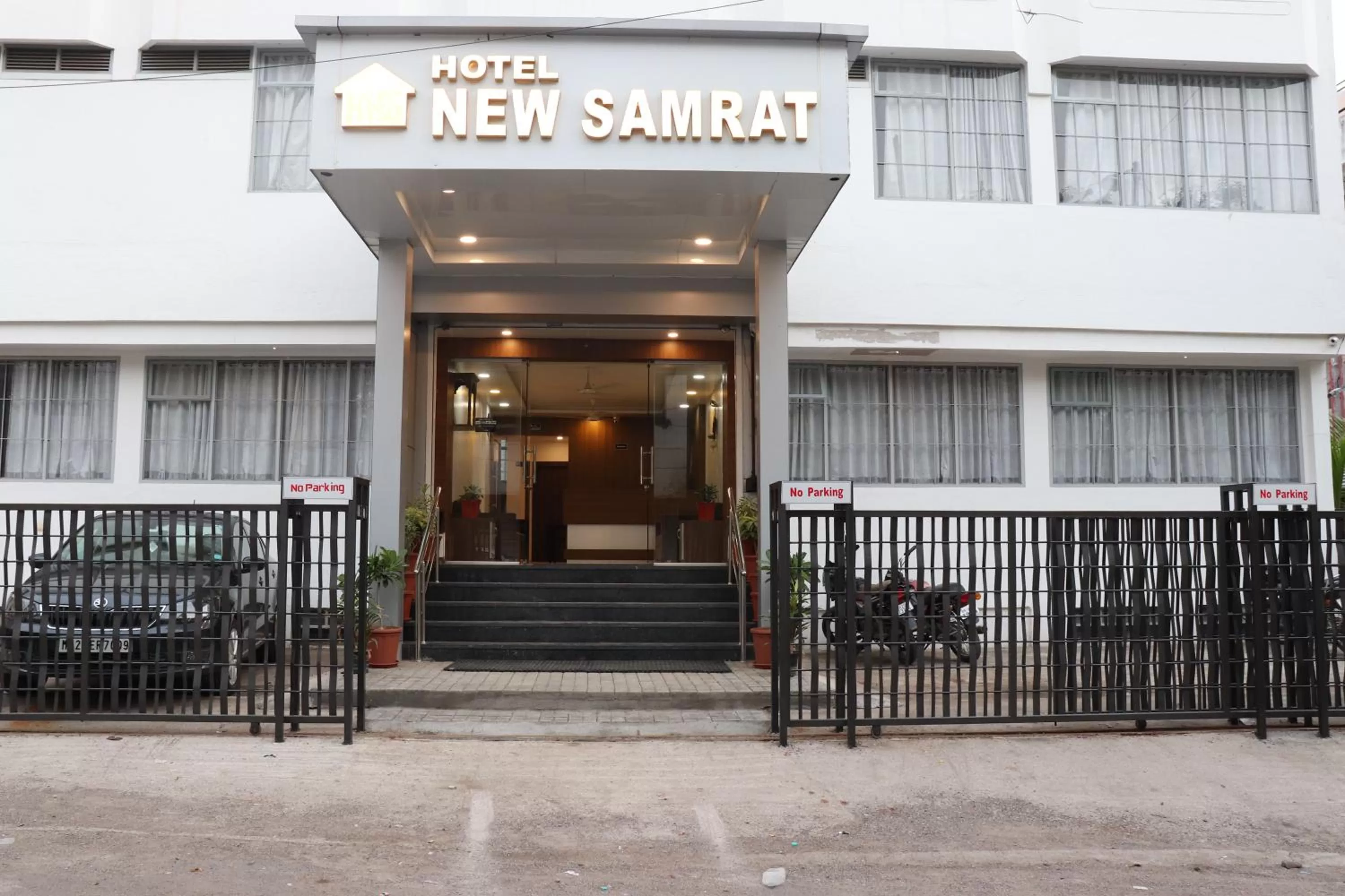 Facade/entrance in Hotel New Samrat
