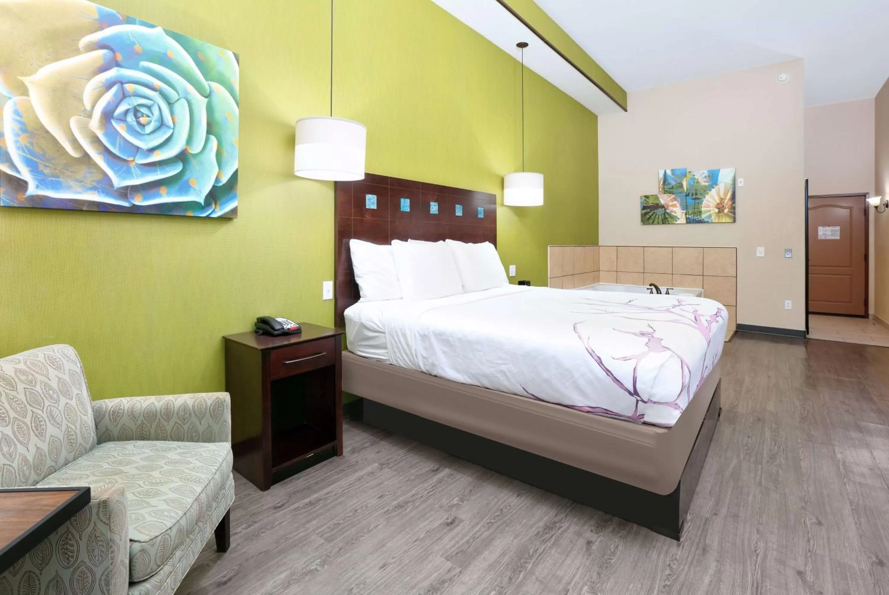 Photo of the whole room, Bed in La Quinta by Wyndham Dallas Grand Prairie South