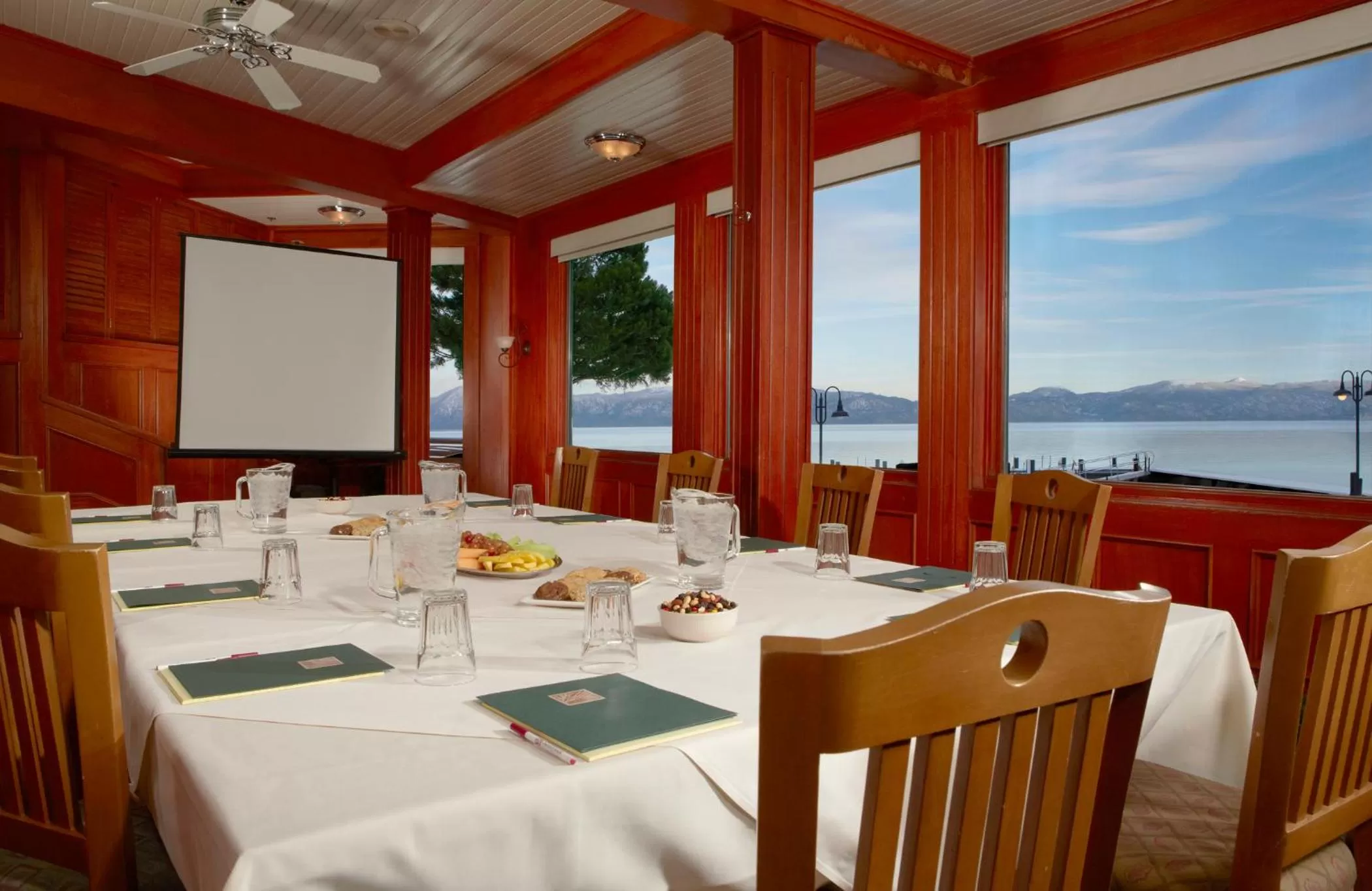 Restaurant/places to eat in Sunnyside Resort and Lodge