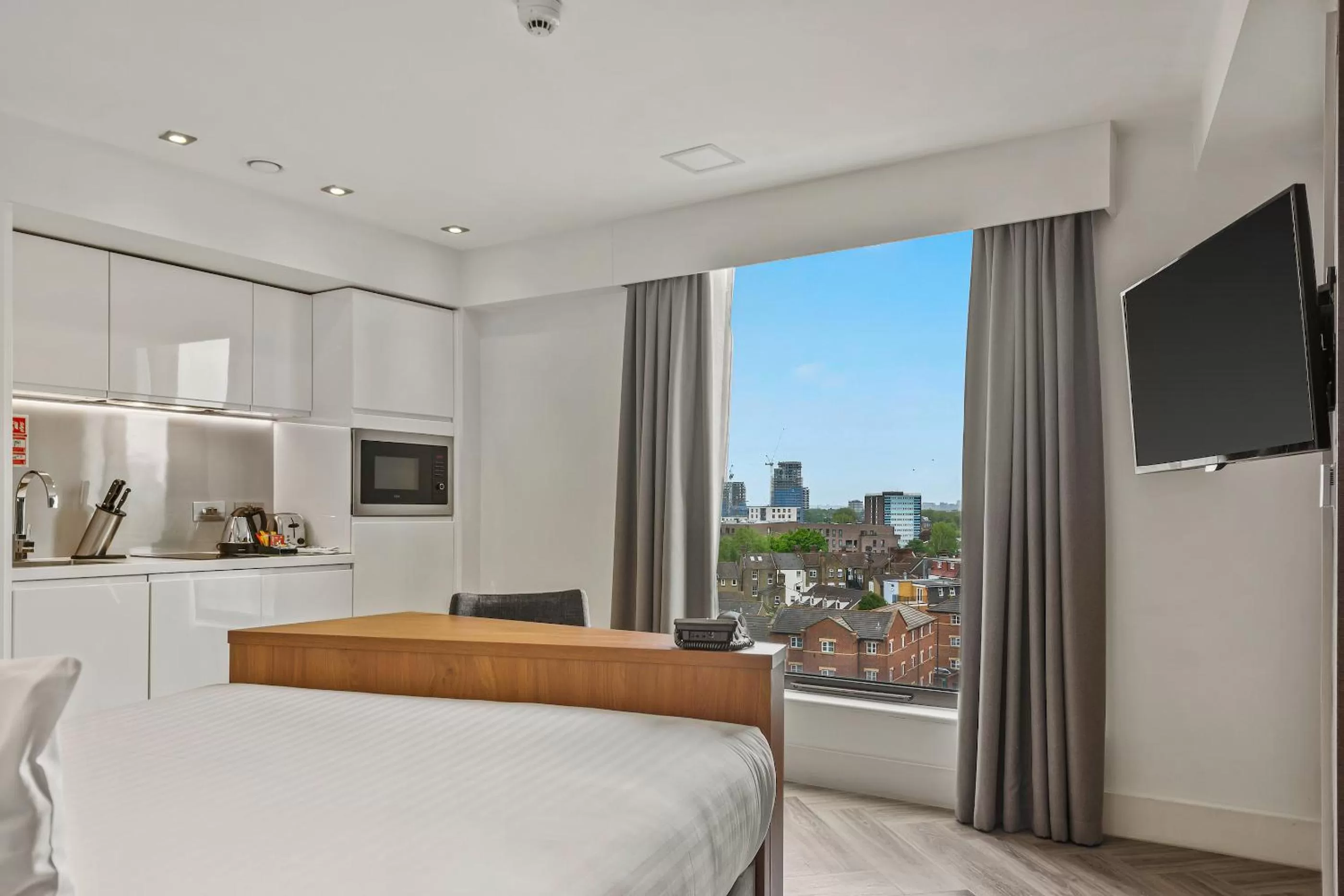 View (from property/room), Bed in Roomzzz London Stratford