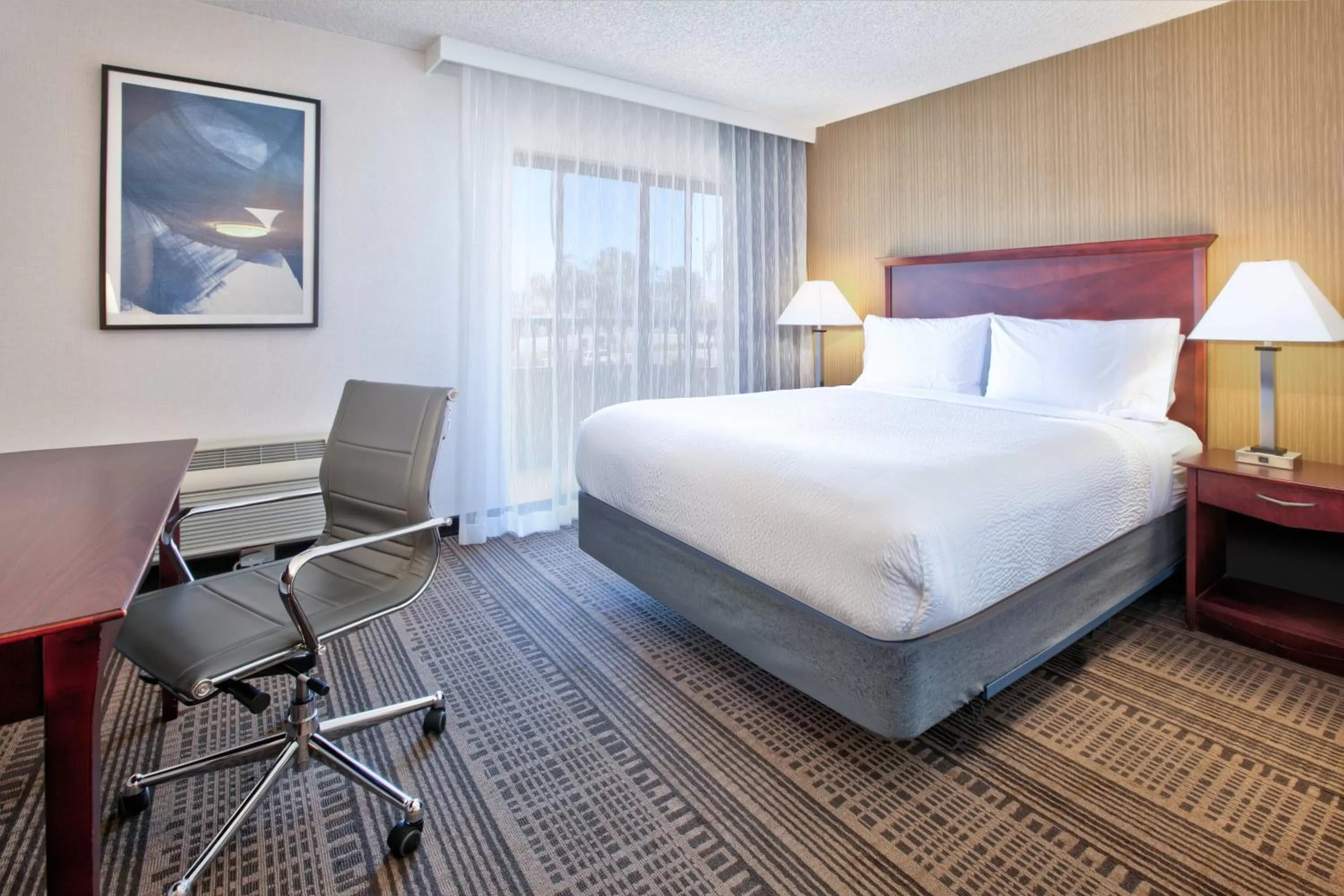 Photo of the whole room, Bed in Holiday Inn & Suites Santa Maria by IHG