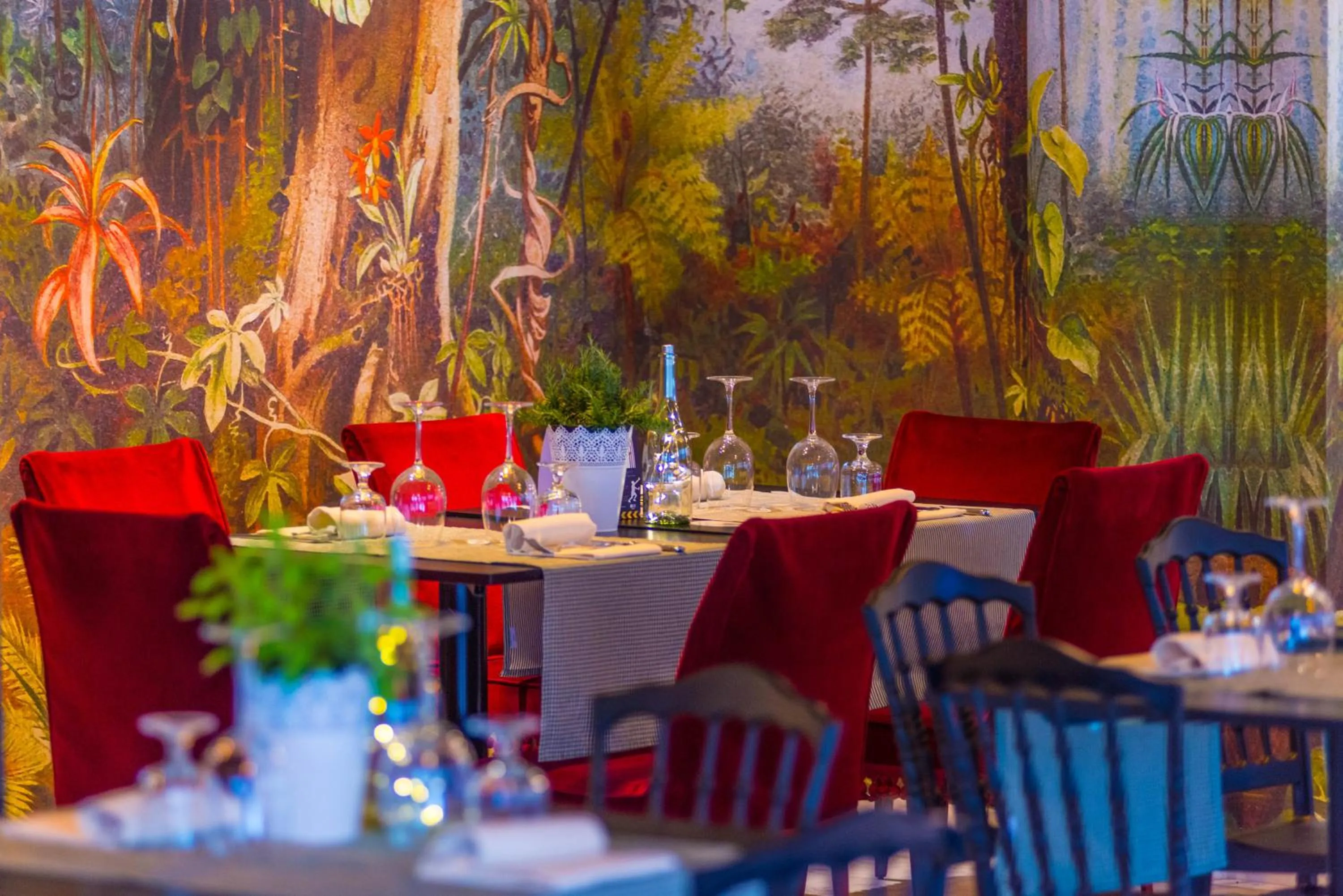 Restaurant/places to eat in Admiral Art Hotel