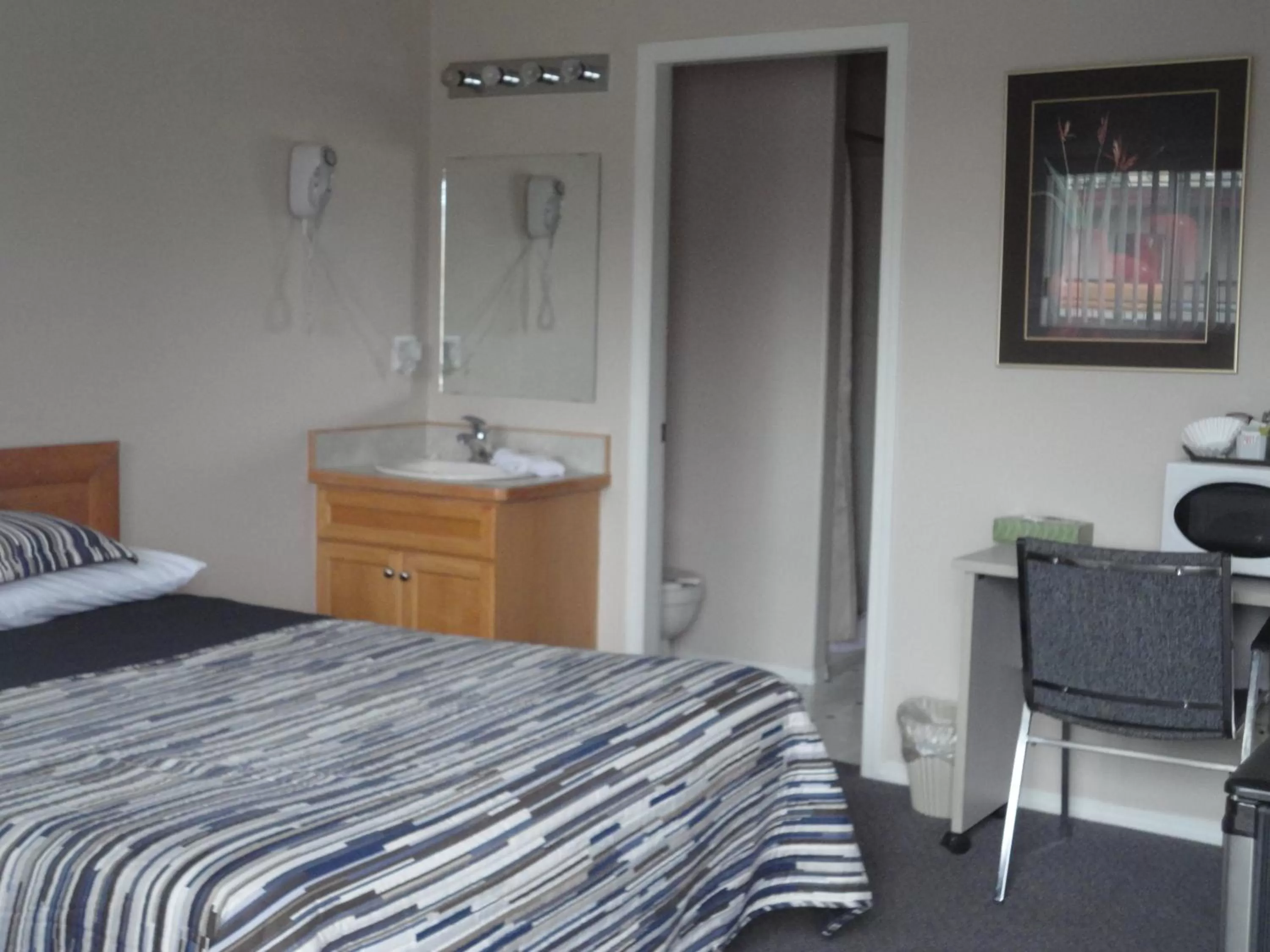 Bathroom, Bed in Apple Tree Inn